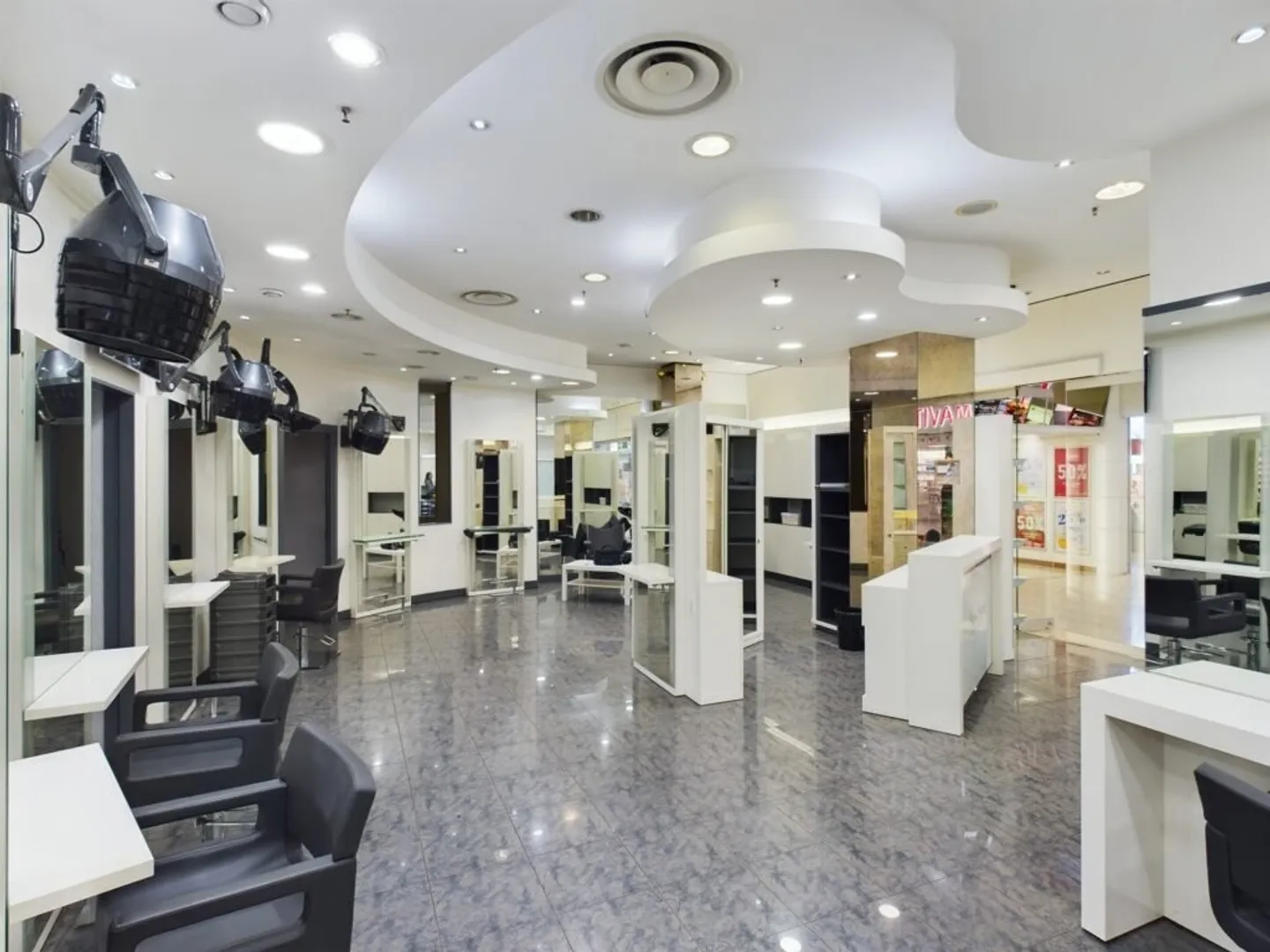 104 m2 Arcade (hair salon) in the Ecublens Shopping Center - Photo 1 of 4