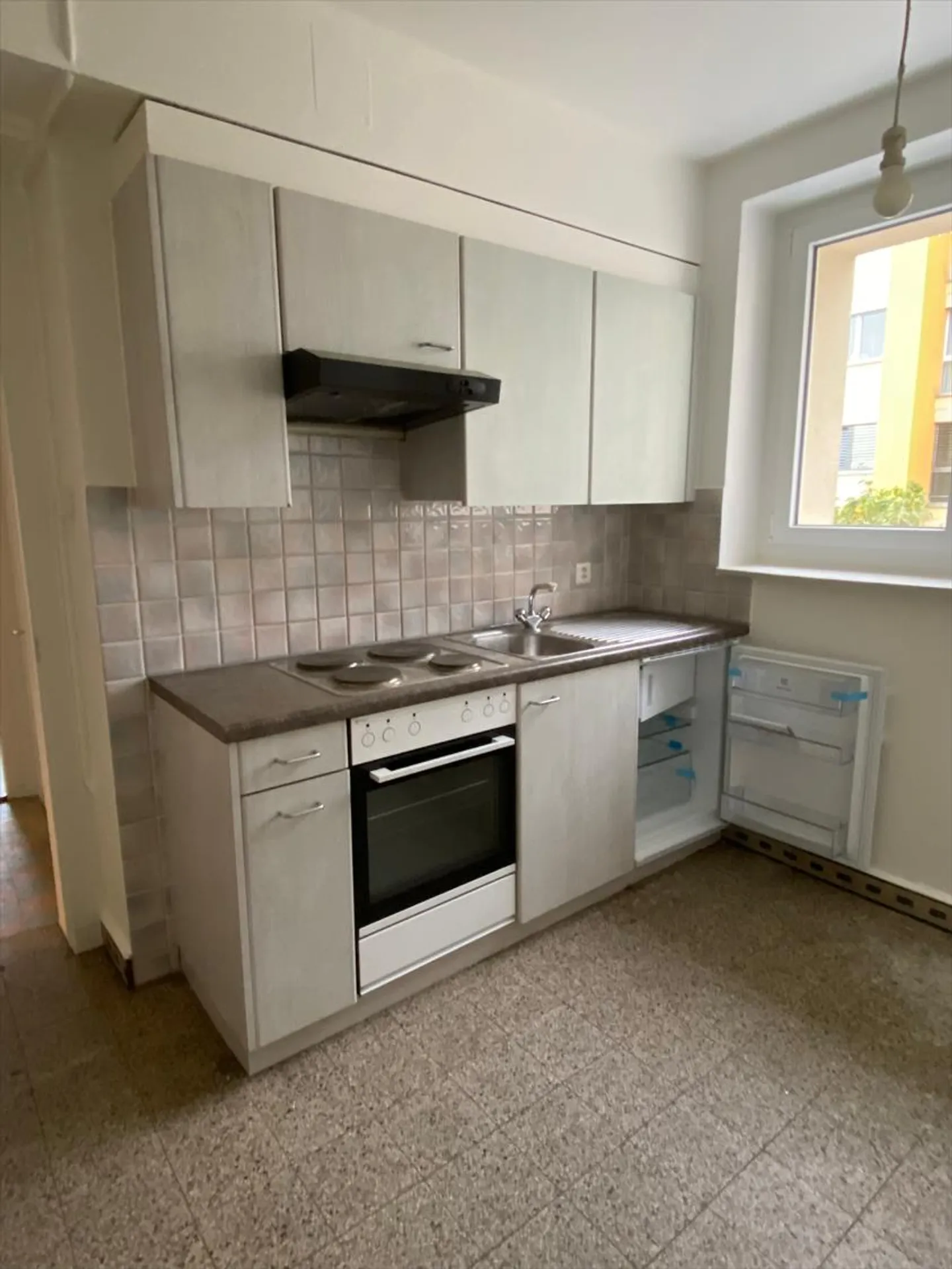 Partially renovated 2-room apartment on the 1st basement floor - Photo 1 of 4