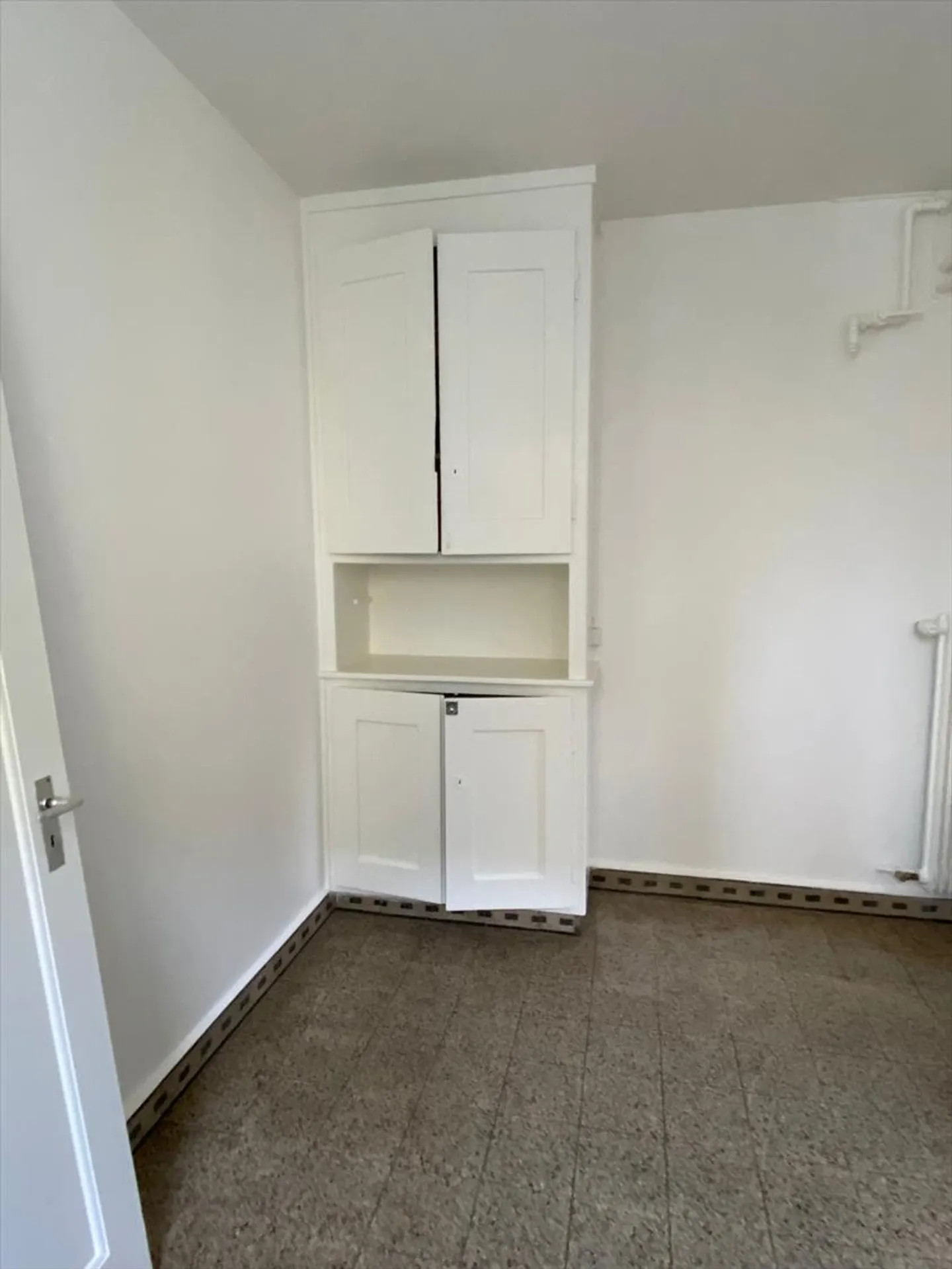 Partially renovated 2-room apartment on the 1st basement floor - Photo 2 of 4