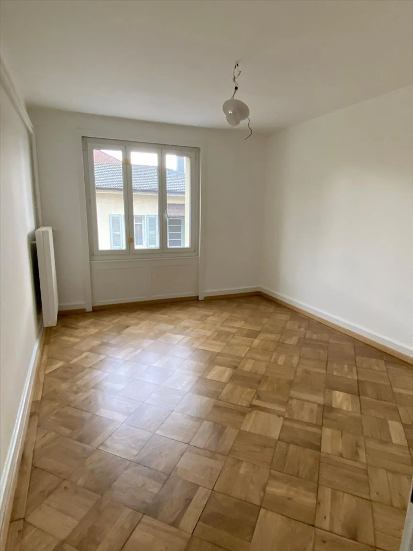 Partially renovated 2-room apartment on the 1st basement floor - Photo 3 of 4