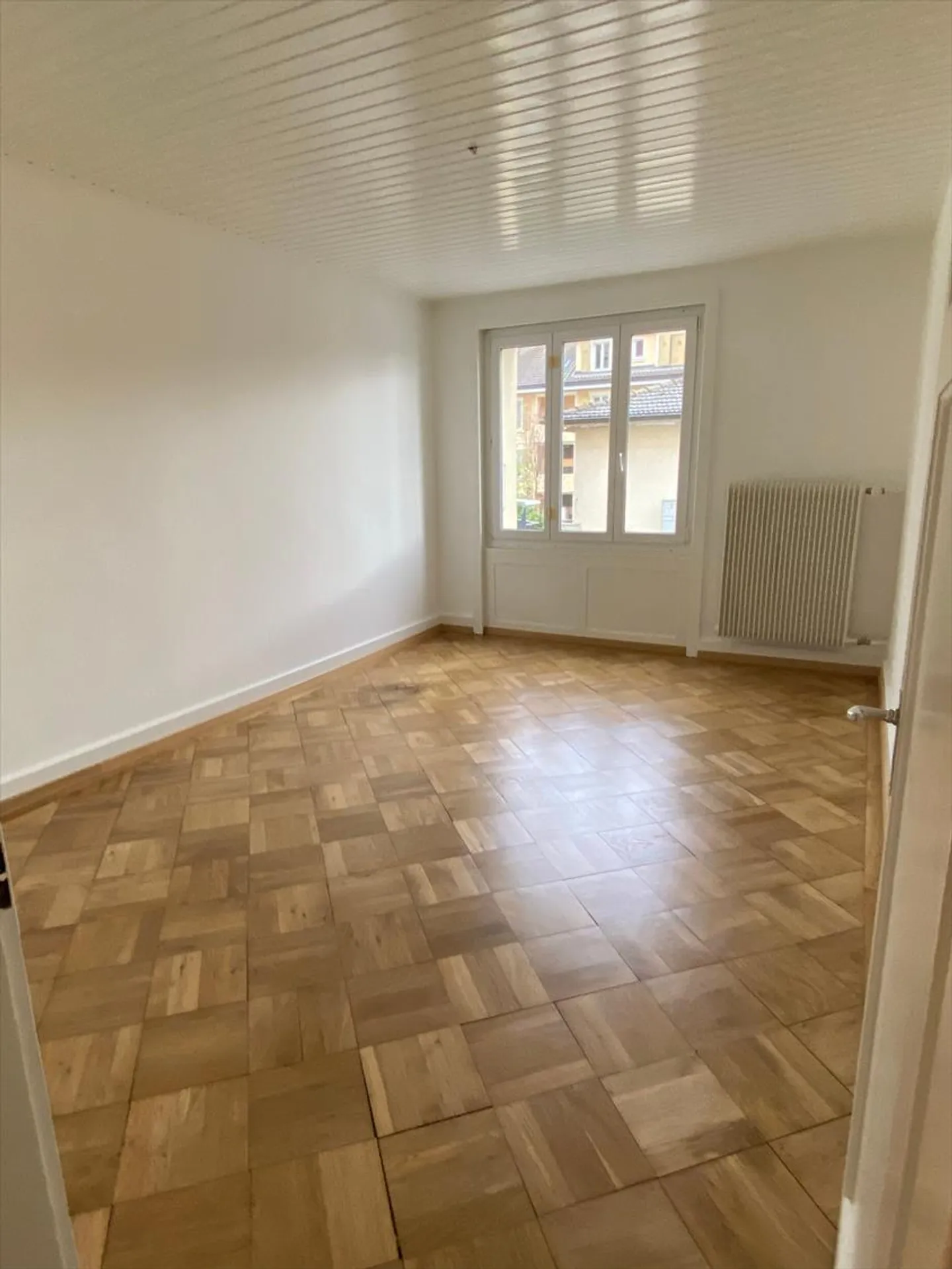 Partially renovated 2-room apartment on the 1st basement floor - Photo 4 of 4