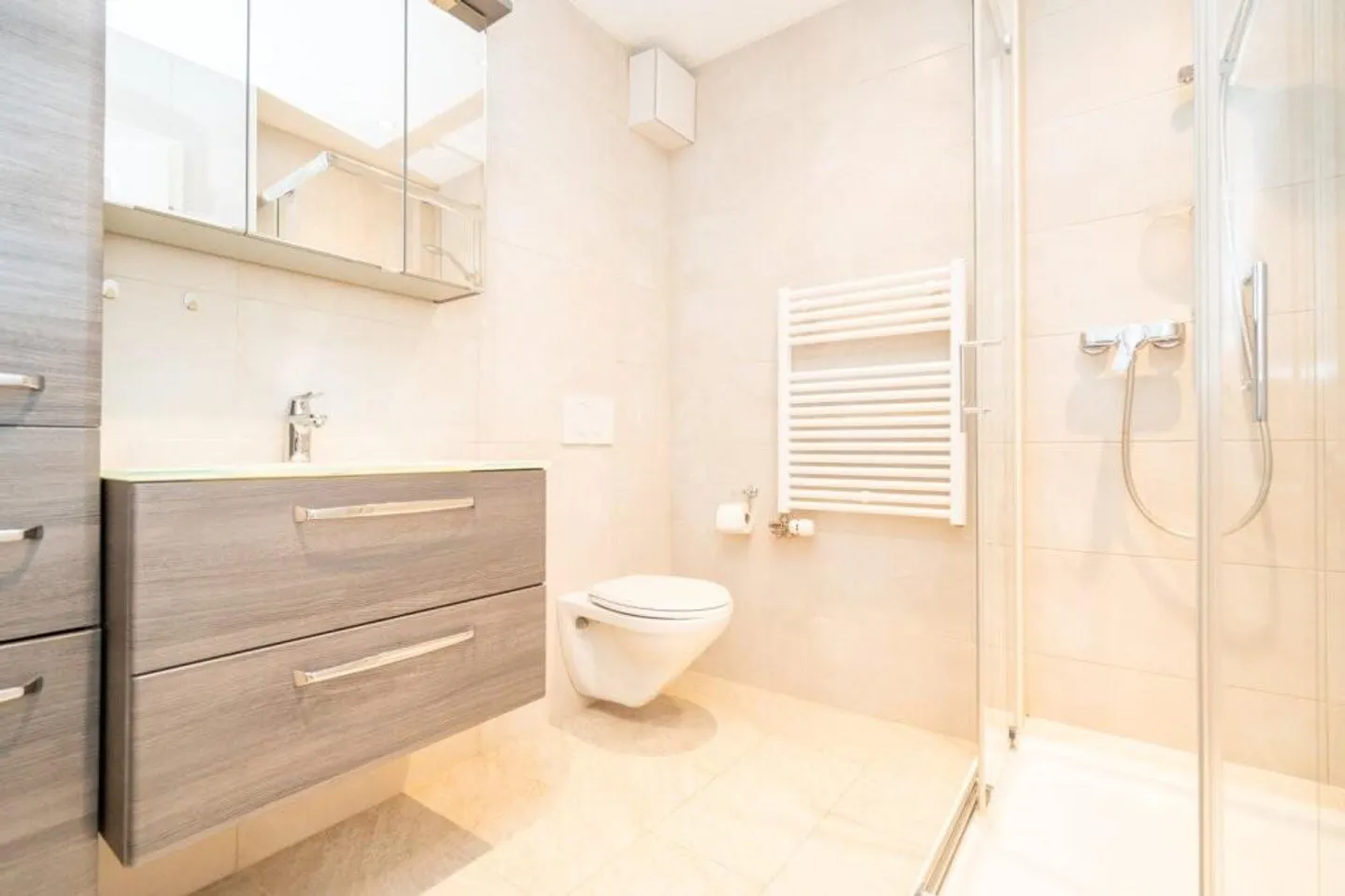 Spacious 5.5-Room Apartment - Photo 2 of 7