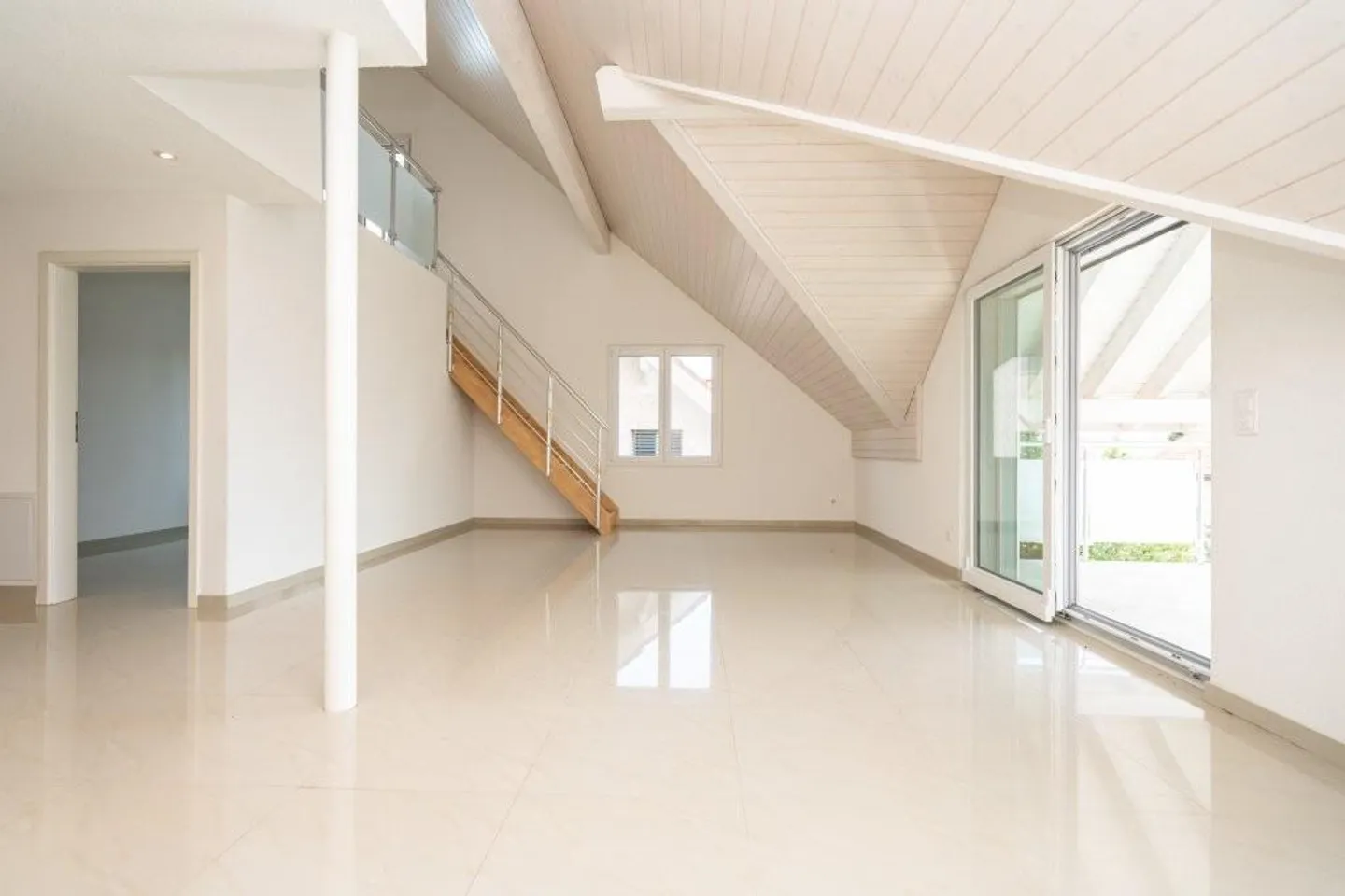 Spacious 5.5-Room Apartment - Photo 3 of 7