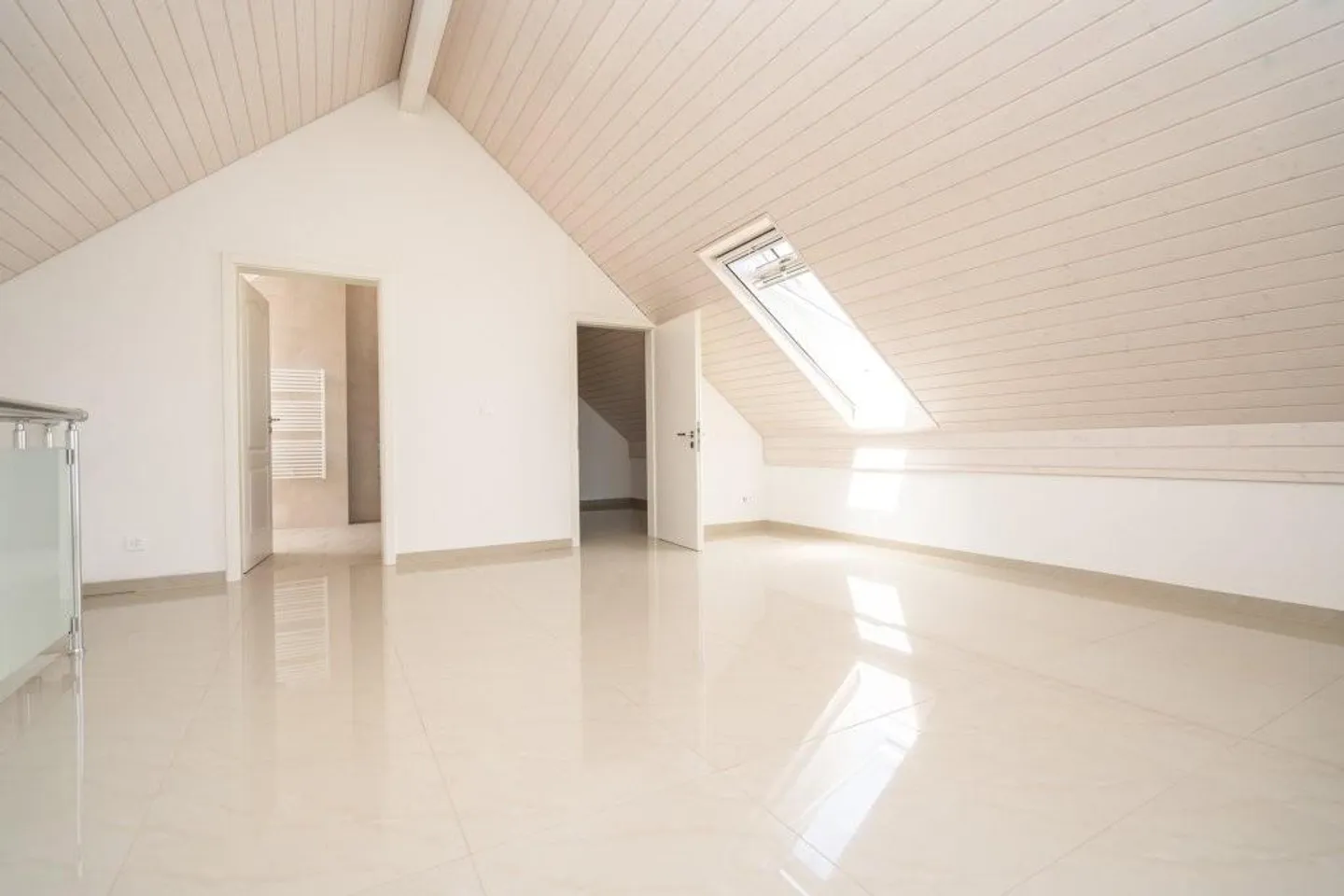 Spacious 5.5-Room Apartment - Photo 4 of 7