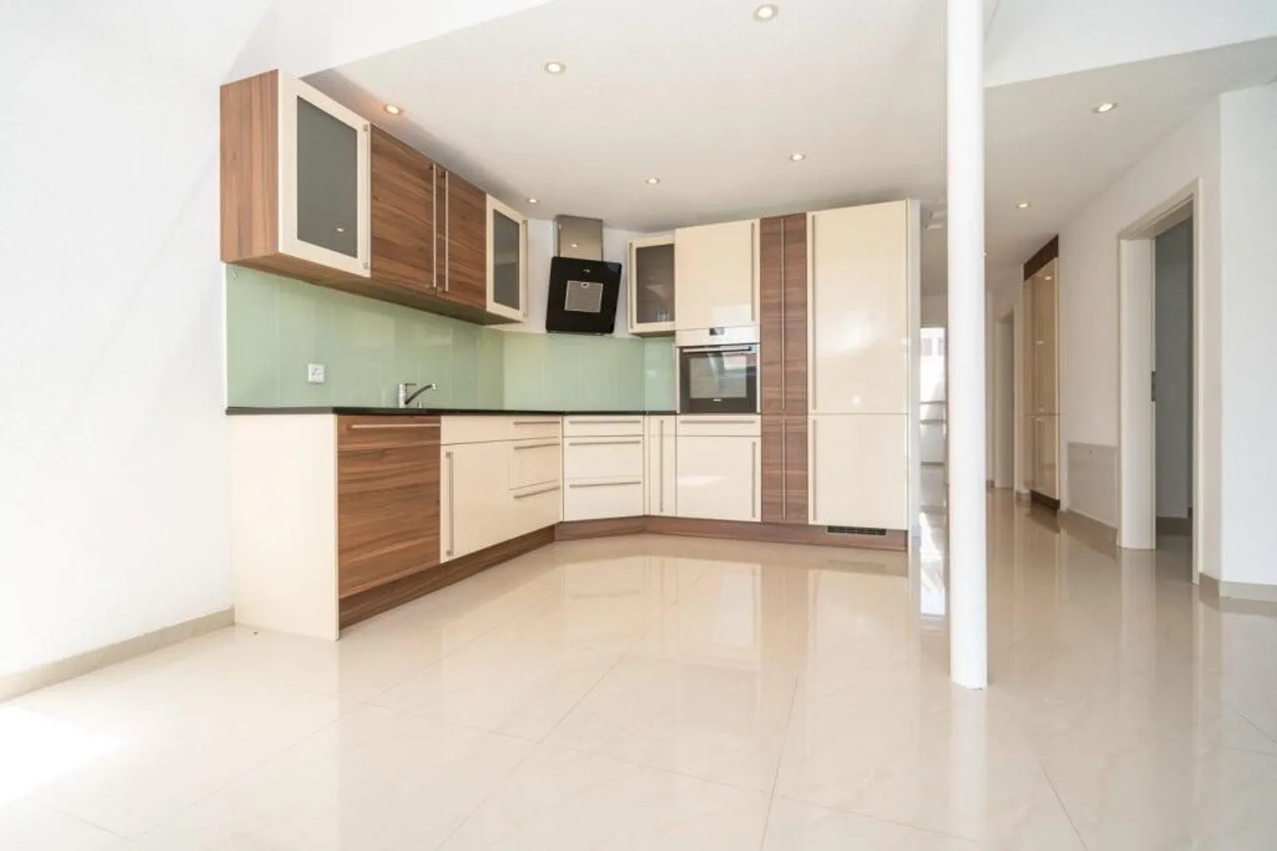 Spacious 5.5-Room Apartment - Photo 1 of 7