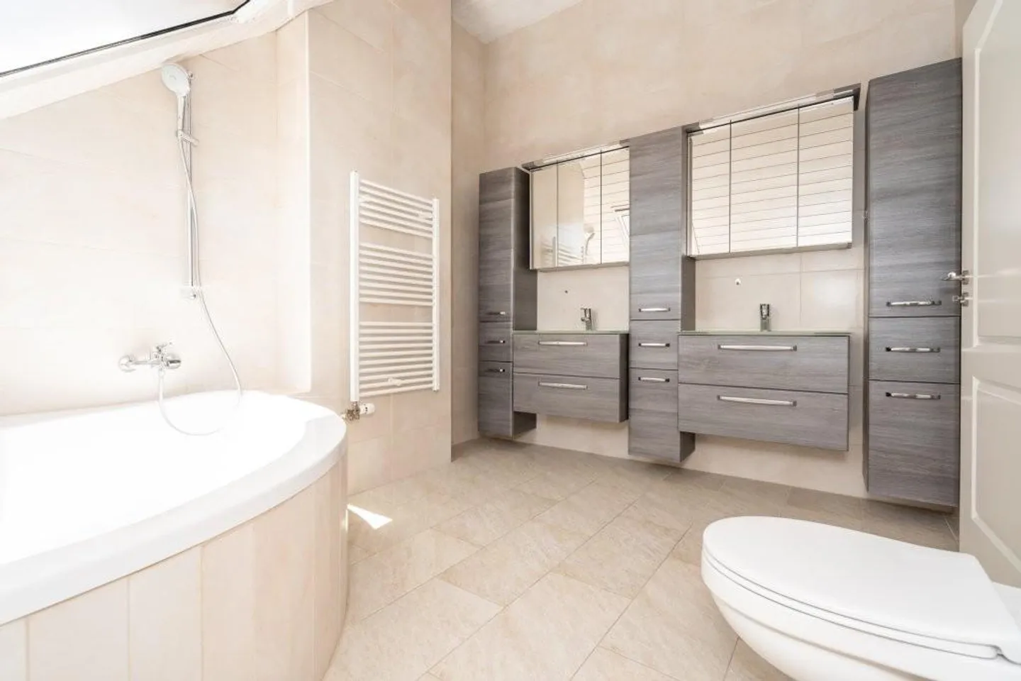 Spacious 5.5-Room Apartment - Photo 5 of 7