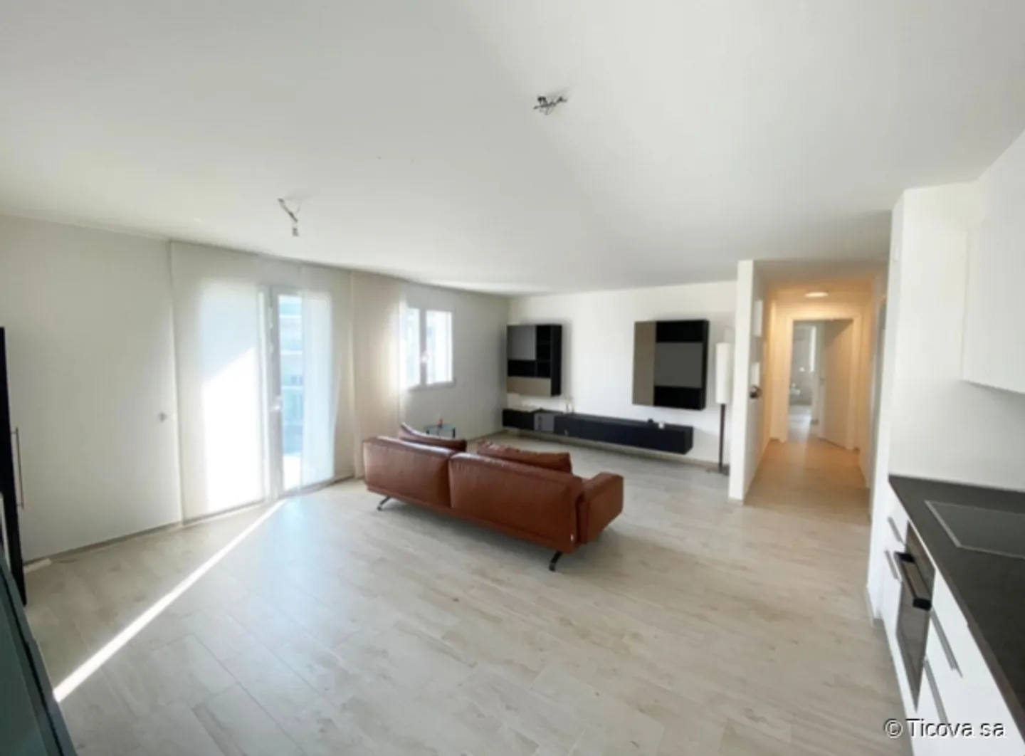 Modern 3.5 rooms with refined finishes - Photo 3 of 9