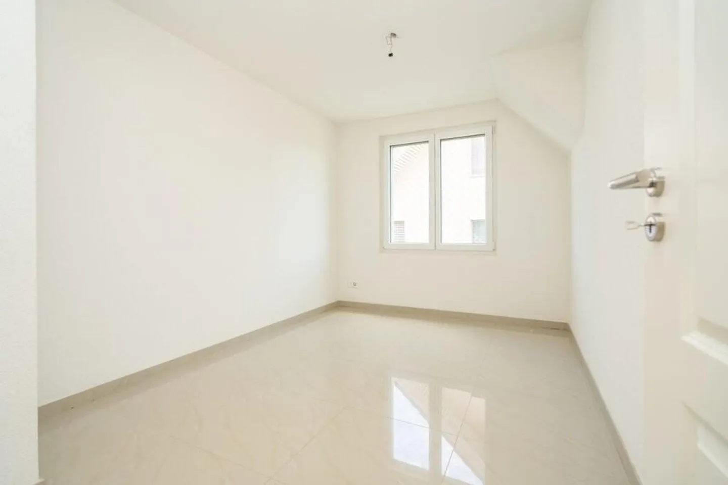 Spacious 5.5-Room Apartment - Photo 6 of 7