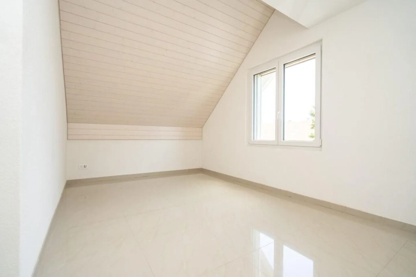 Spacious 5.5-Room Apartment - Photo 7 of 7