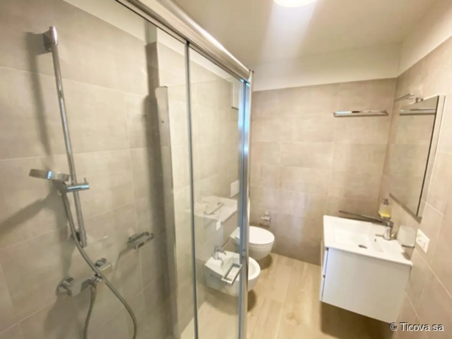 Modern 3.5 rooms with refined finishes - Photo 8 of 9