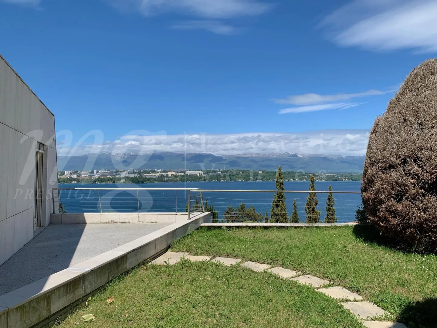 180° PANORAMABLICK AUF DEN SEE - MODERNES HAUS MIT 400 m2 - SCHWIMMBAD - AUFZUG - Foto 8 von 10