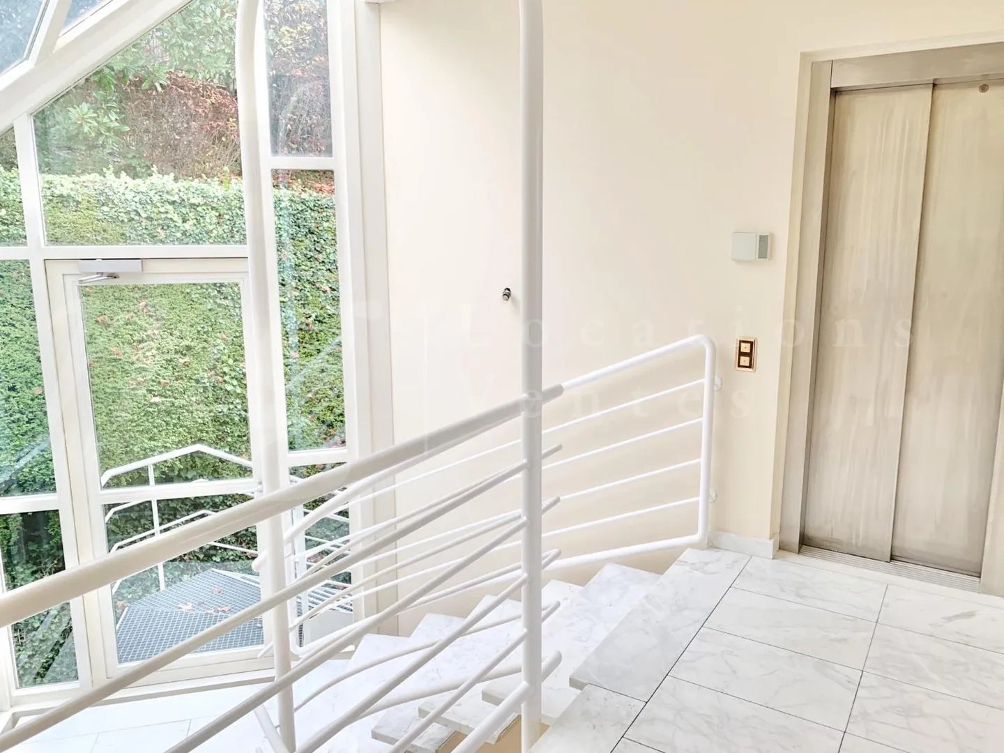 180° PANORAMABLICK AUF DEN SEE - MODERNES HAUS MIT 400 m2 - SCHWIMMBAD - AUFZUG - Foto 10 von 10