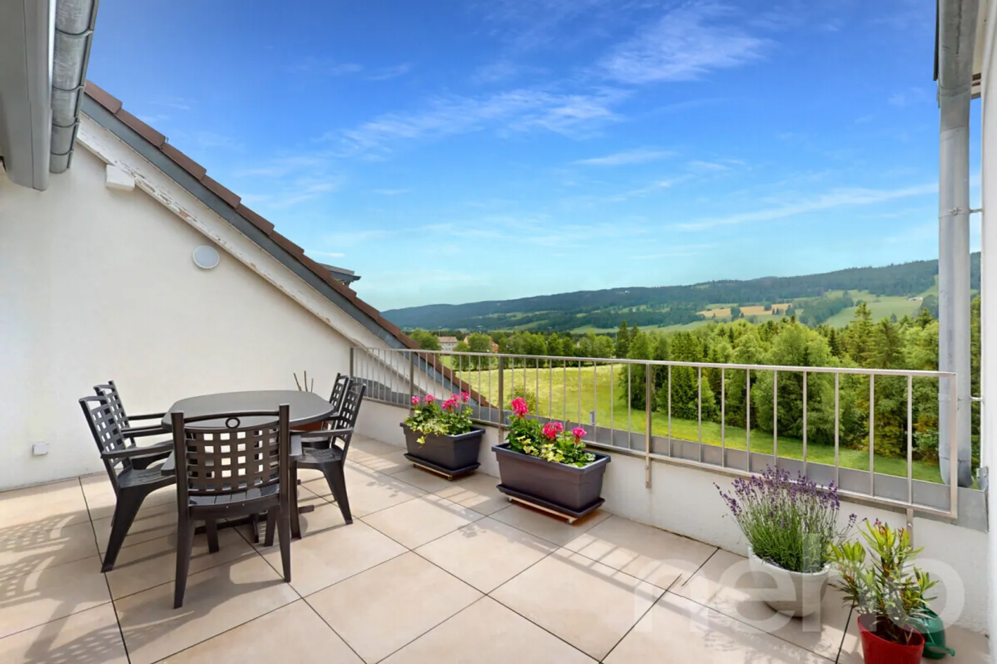 Cornice eccezionale: duplex recente aperto sulla natura - Foto 3 di 12