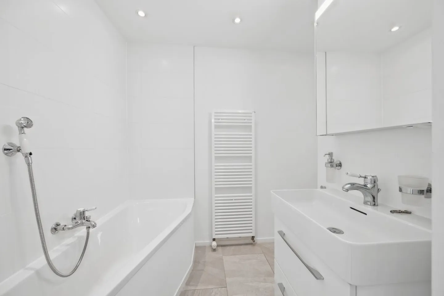 Stylish old apartment in the heart of the city - Photo 5 of 12