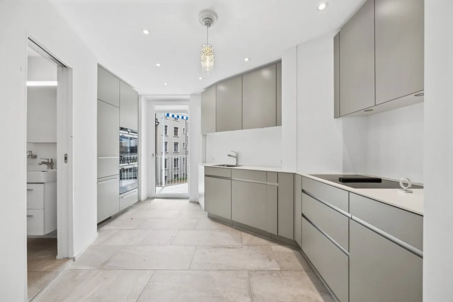 Stylish old apartment in the heart of the city - Photo 2 of 12