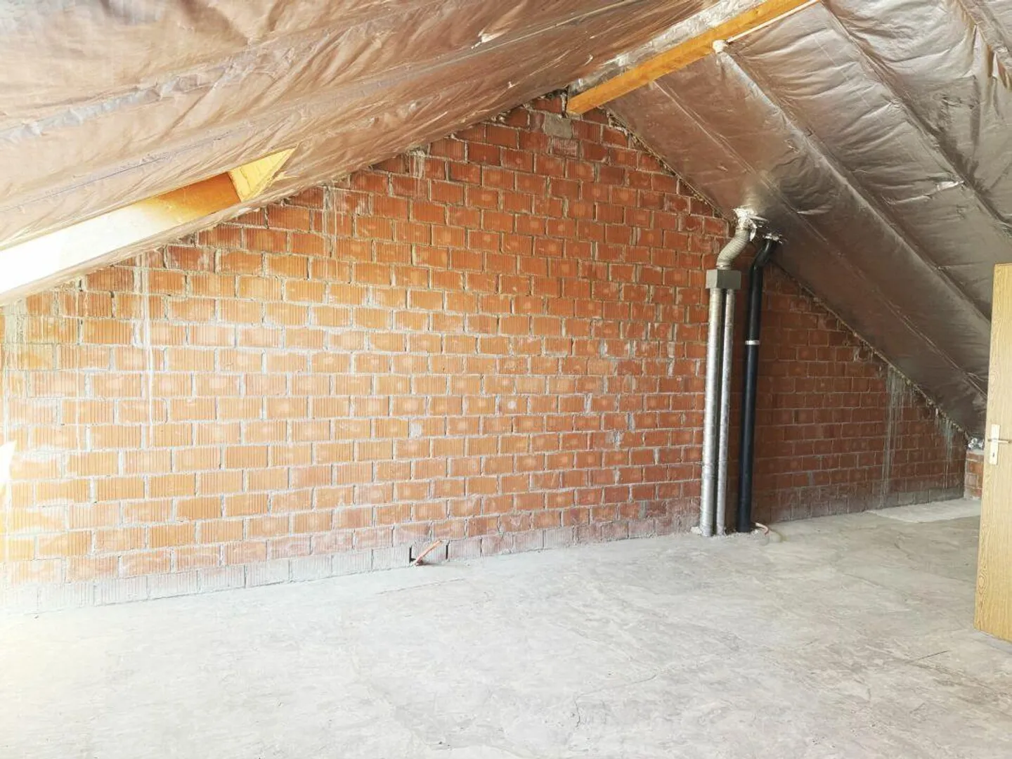 Terraced house with great potential for expansion - Photo 8 of 10