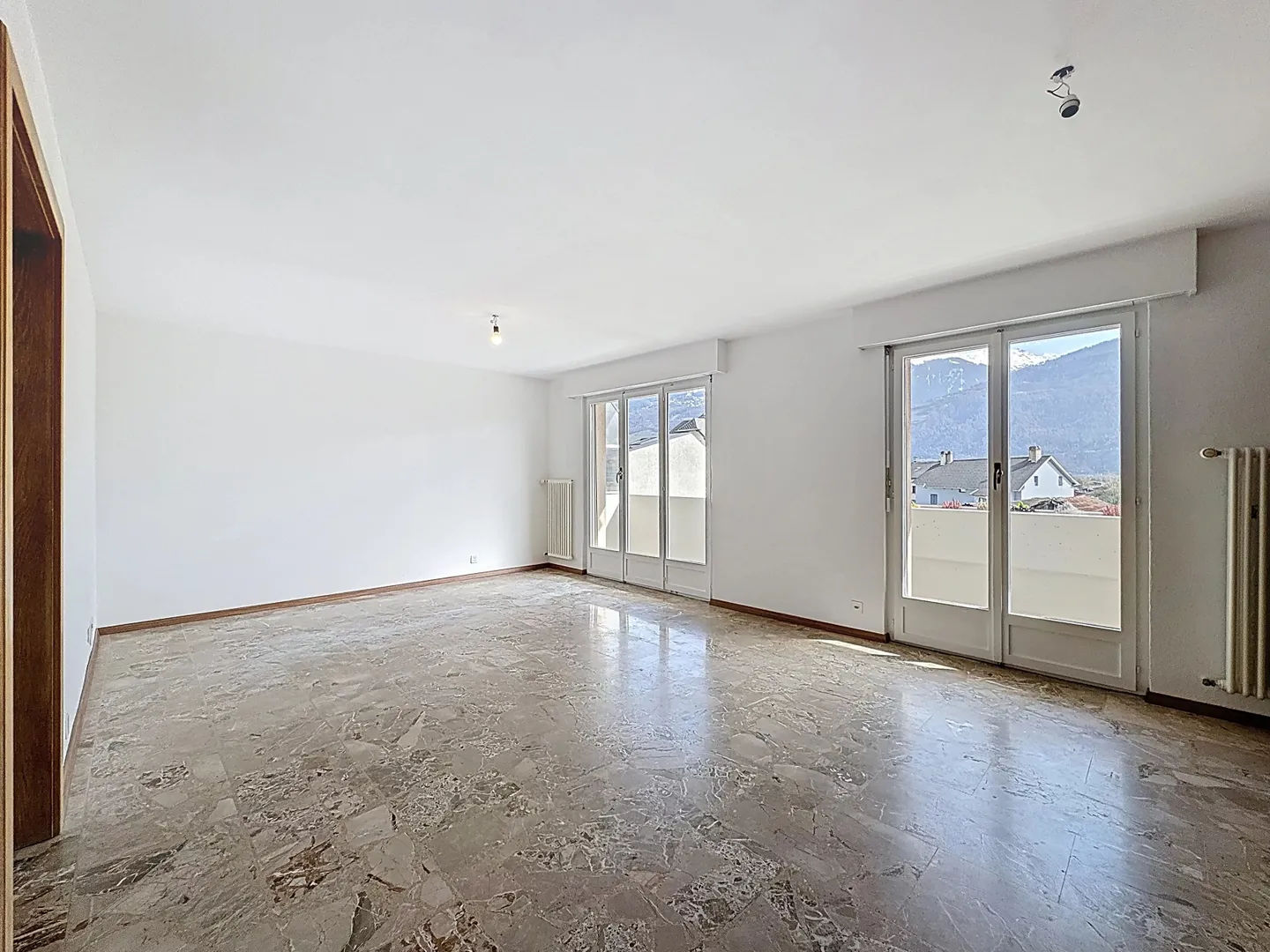 Geräumige 3,5 Zimmer im Herzen des Dorfes - Foto 2 von 15