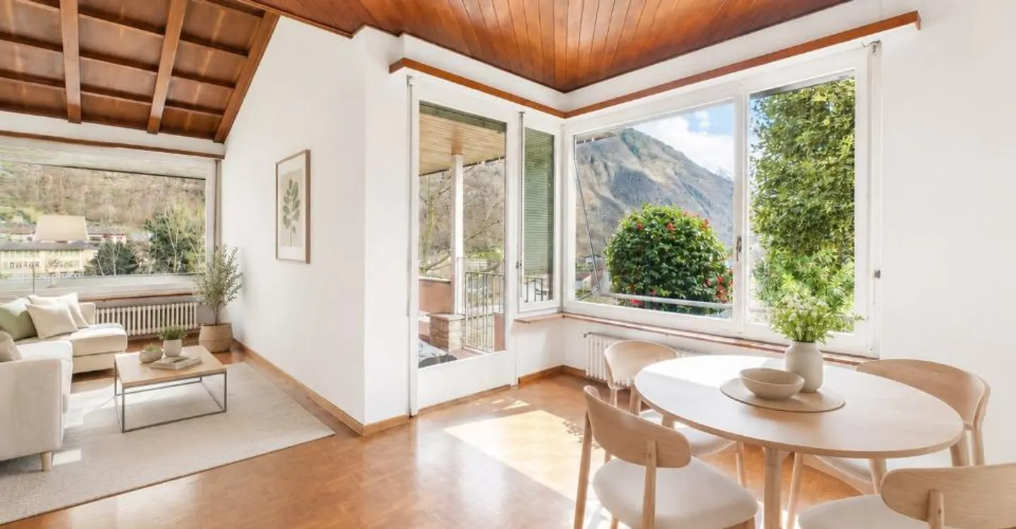 Lumineux appartement de 8 pièces dans une villa bifamiliale avec grand jardin à Giornico - Foto 2 von 12