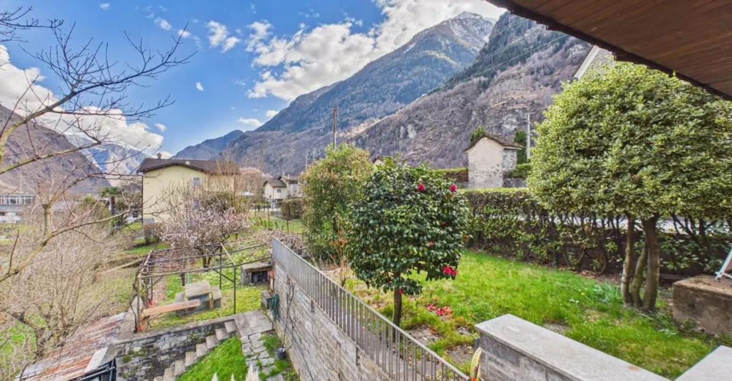 Lumineux appartement de 8 pièces dans une villa bifamiliale avec grand jardin à Giornico - Foto 11 von 12