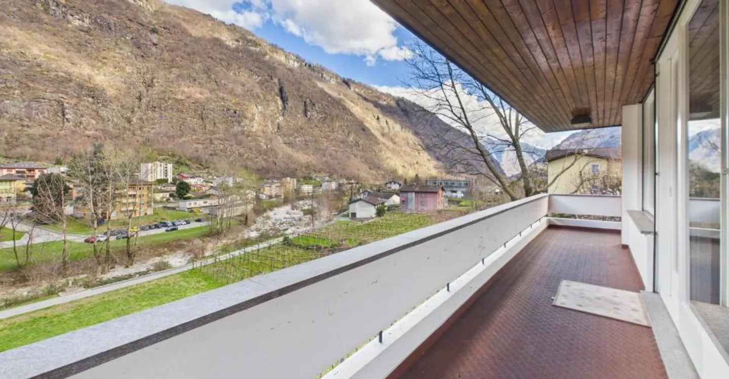 Lumineux appartement de 8 pièces dans une villa bifamiliale avec grand jardin à Giornico - Foto 5 von 12
