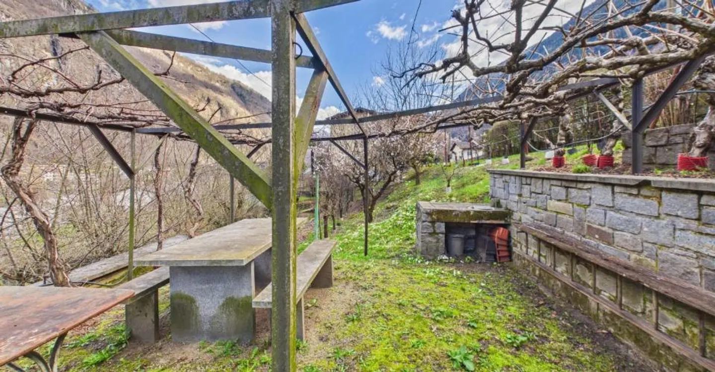 Lumineux appartement de 8 pièces dans une villa bifamiliale avec grand jardin à Giornico - Foto 6 von 12