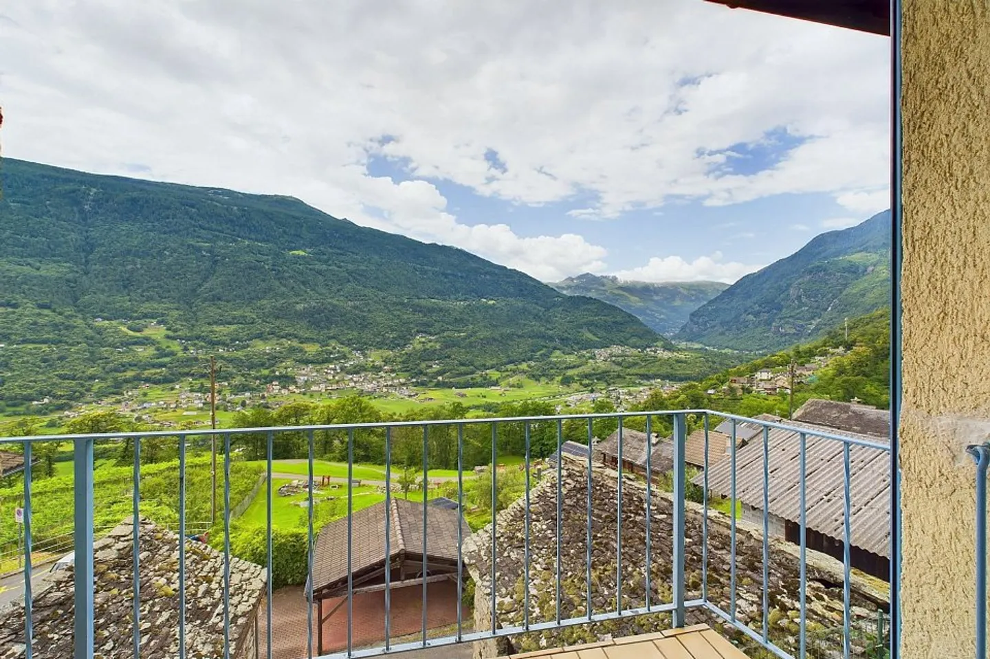 Maisons avec deux appartements et vue panoramique immergées dans la verdure - Photo 1 sur 2