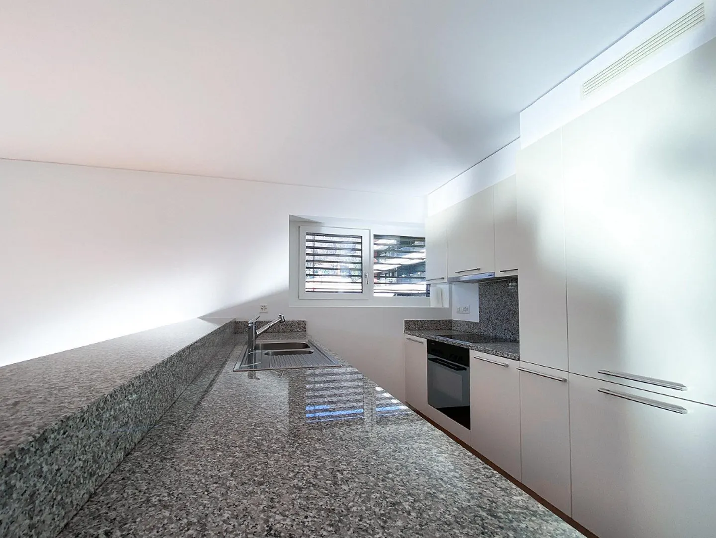 Geräumige 3.5 Zimmer mit Terrasse in Agno - Foto 3 von 9