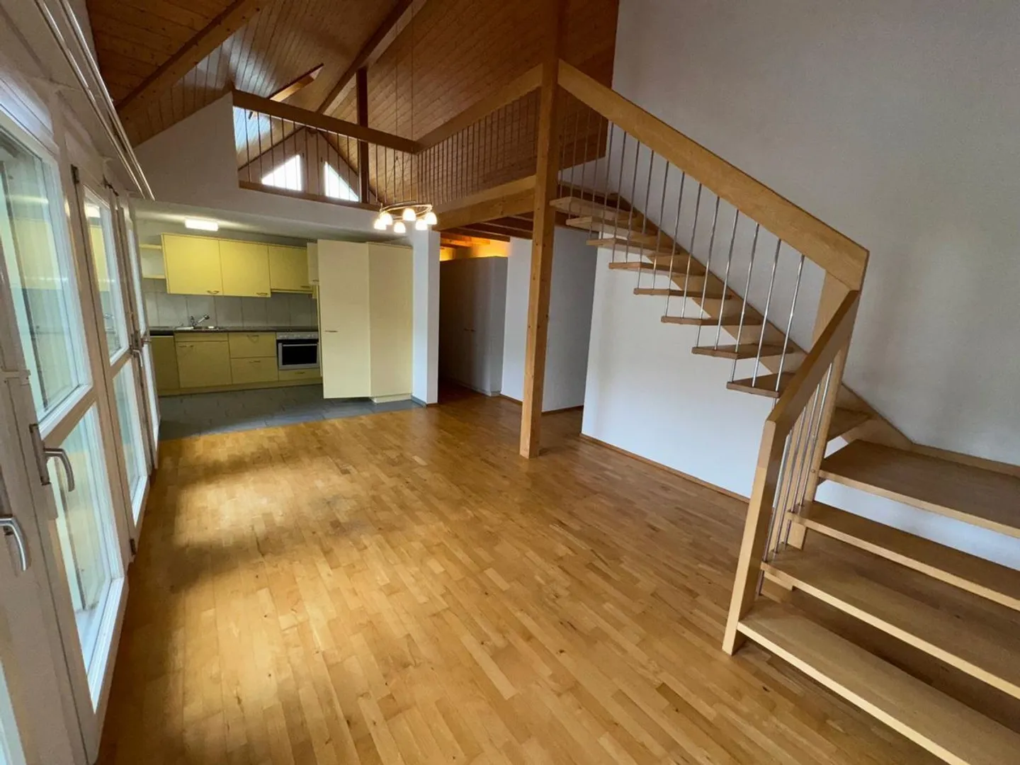 Appartement en duplex moderne de 4,5 pièces dans un emplacement idyllique - Photo 1 sur 13