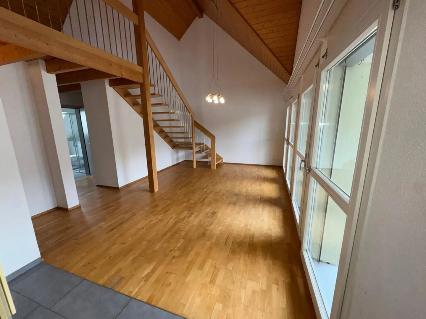 Appartement en duplex moderne de 4,5 pièces dans un emplacement idyllique - Photo 2 sur 13