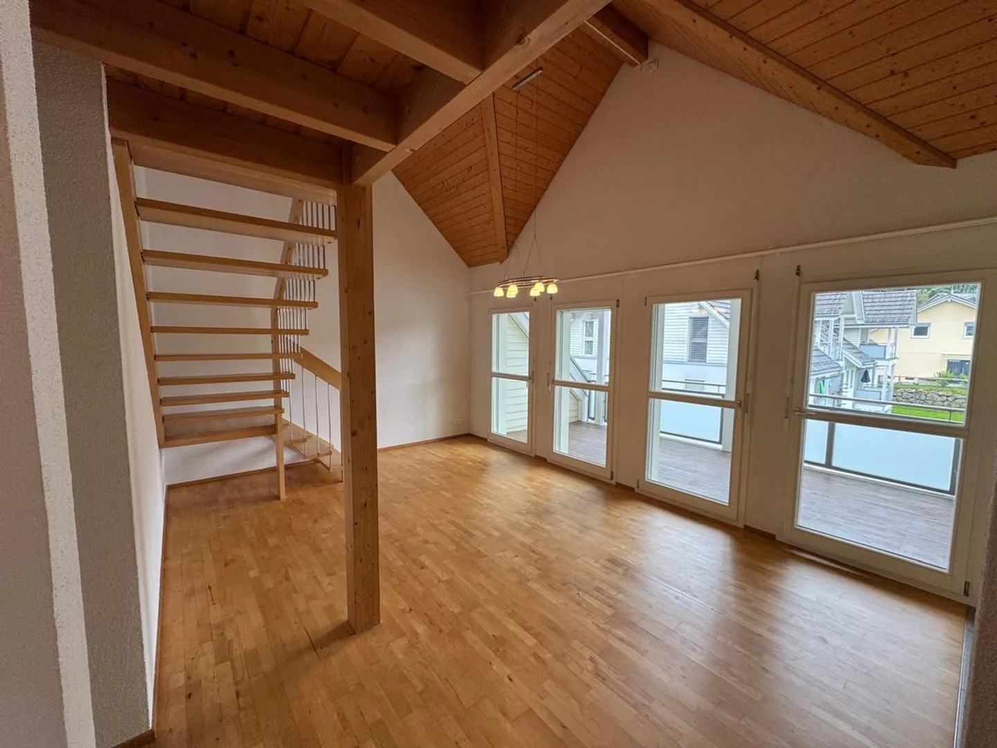 Appartement en duplex moderne de 4,5 pièces dans un emplacement idyllique - Photo 3 sur 13