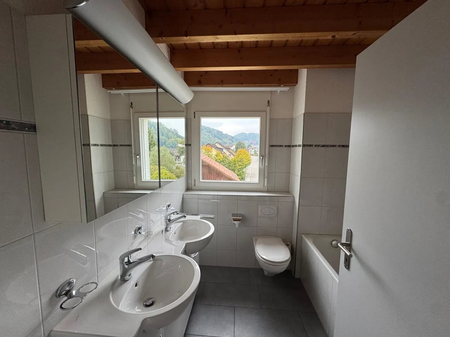 Appartement en duplex moderne de 4,5 pièces dans un emplacement idyllique - Photo 11 sur 13