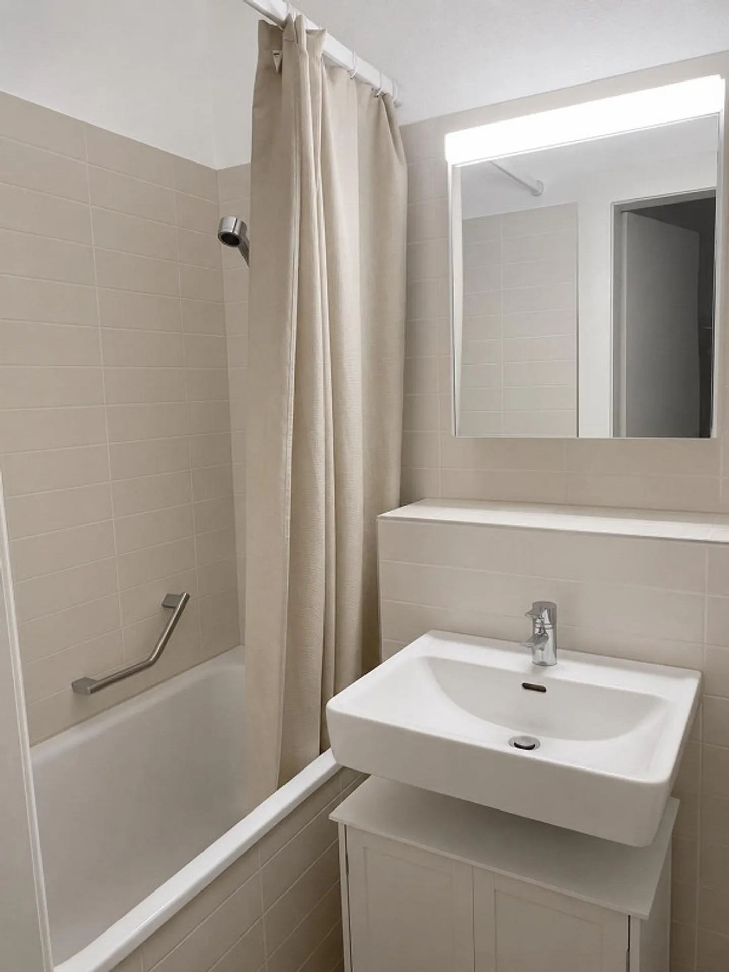 Beautiful 5-room apartment near three lakes - Photo 3 of 12