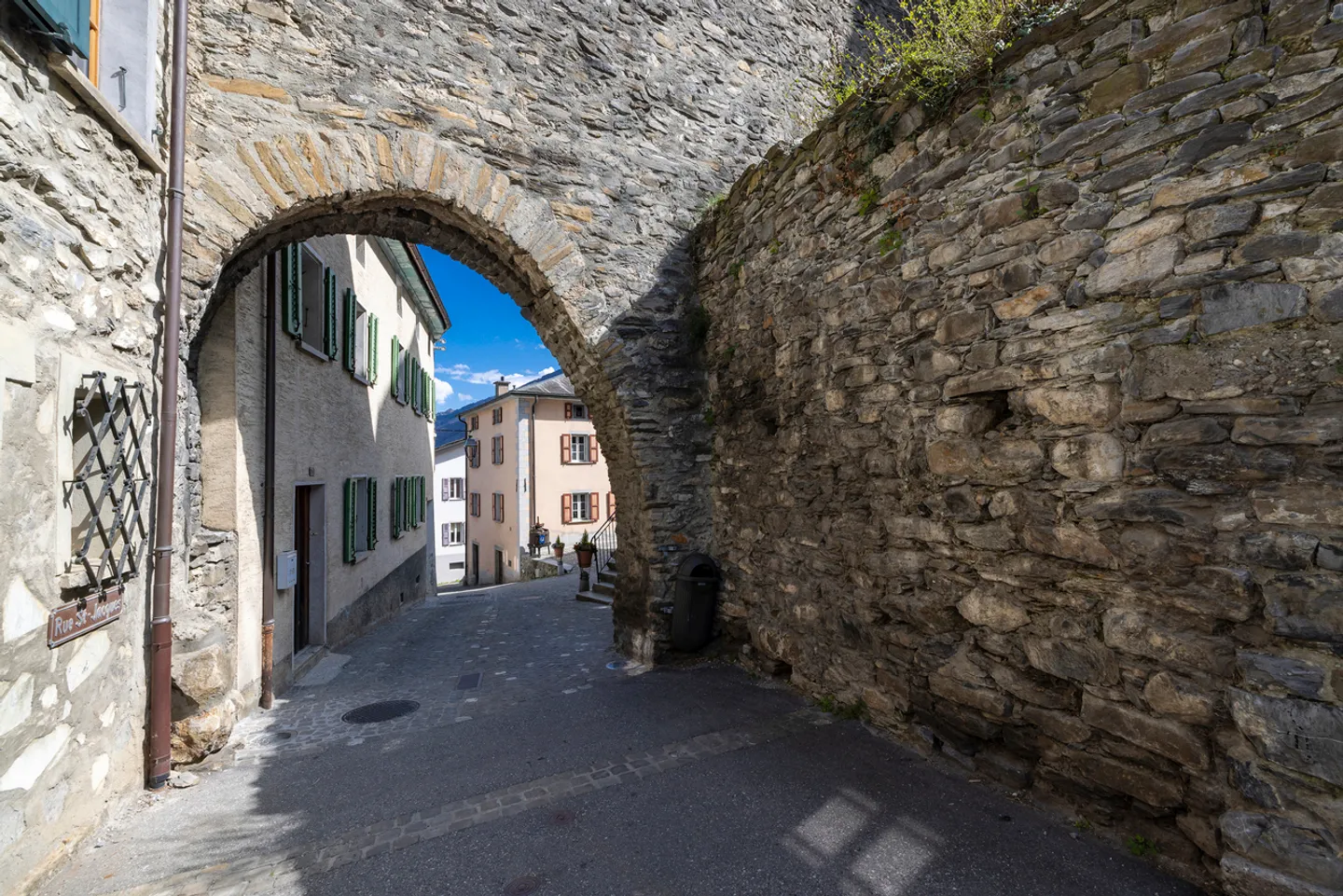 Un piccolo gioiello nel cuore del centro medievale di Saillon! - Foto 1 di 11