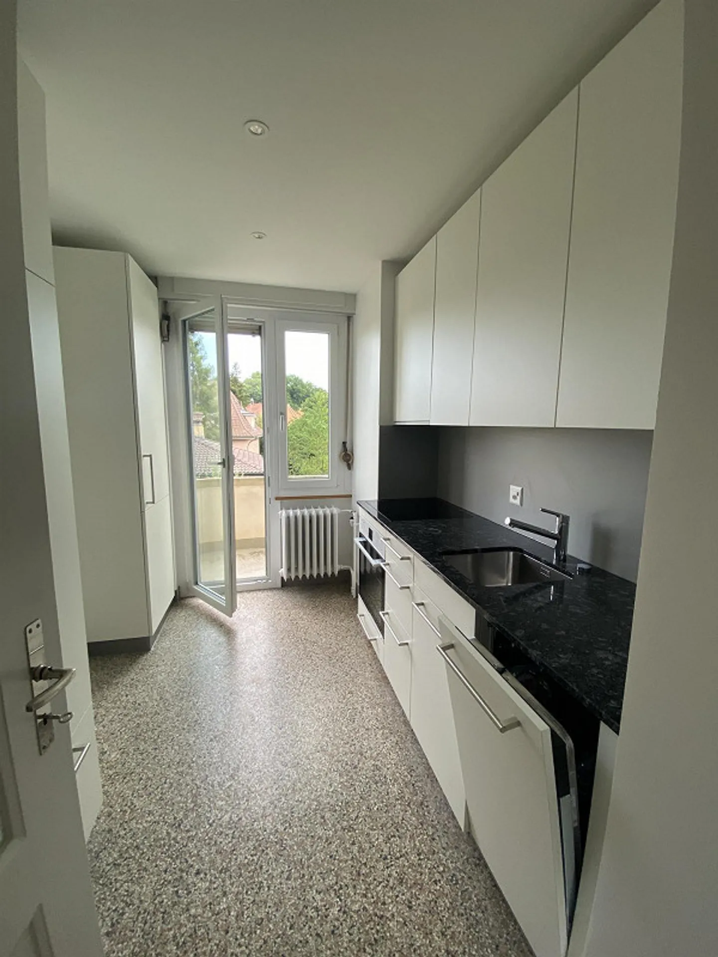 Charming, newly renovated 2-room apartment with 2 balconies and a view - Photo 3 of 27