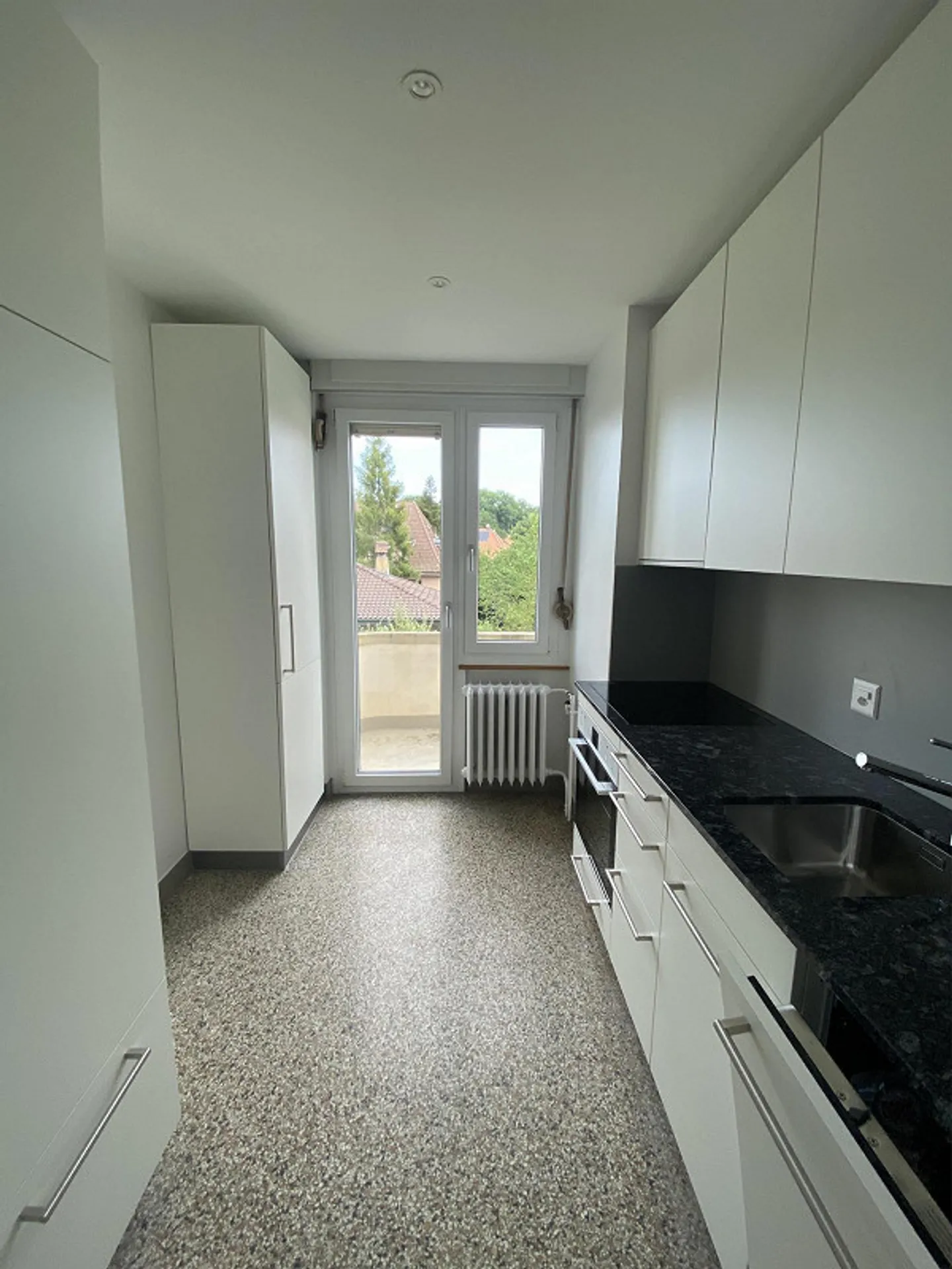 Charming, newly renovated 2-room apartment with 2 balconies and a view - Photo 4 of 27