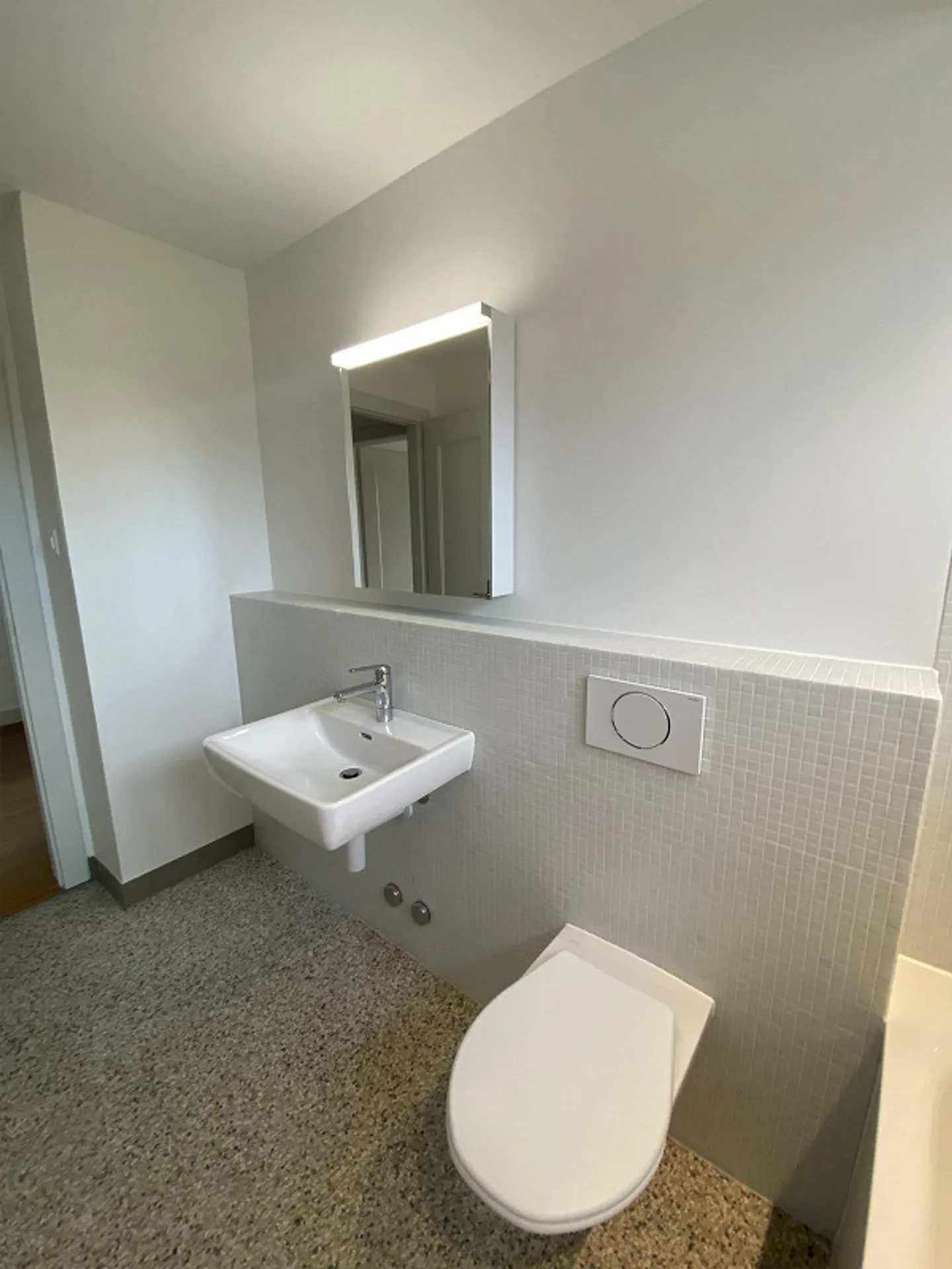 Charming, newly renovated 2-room apartment with 2 balconies and a view - Photo 10 of 27