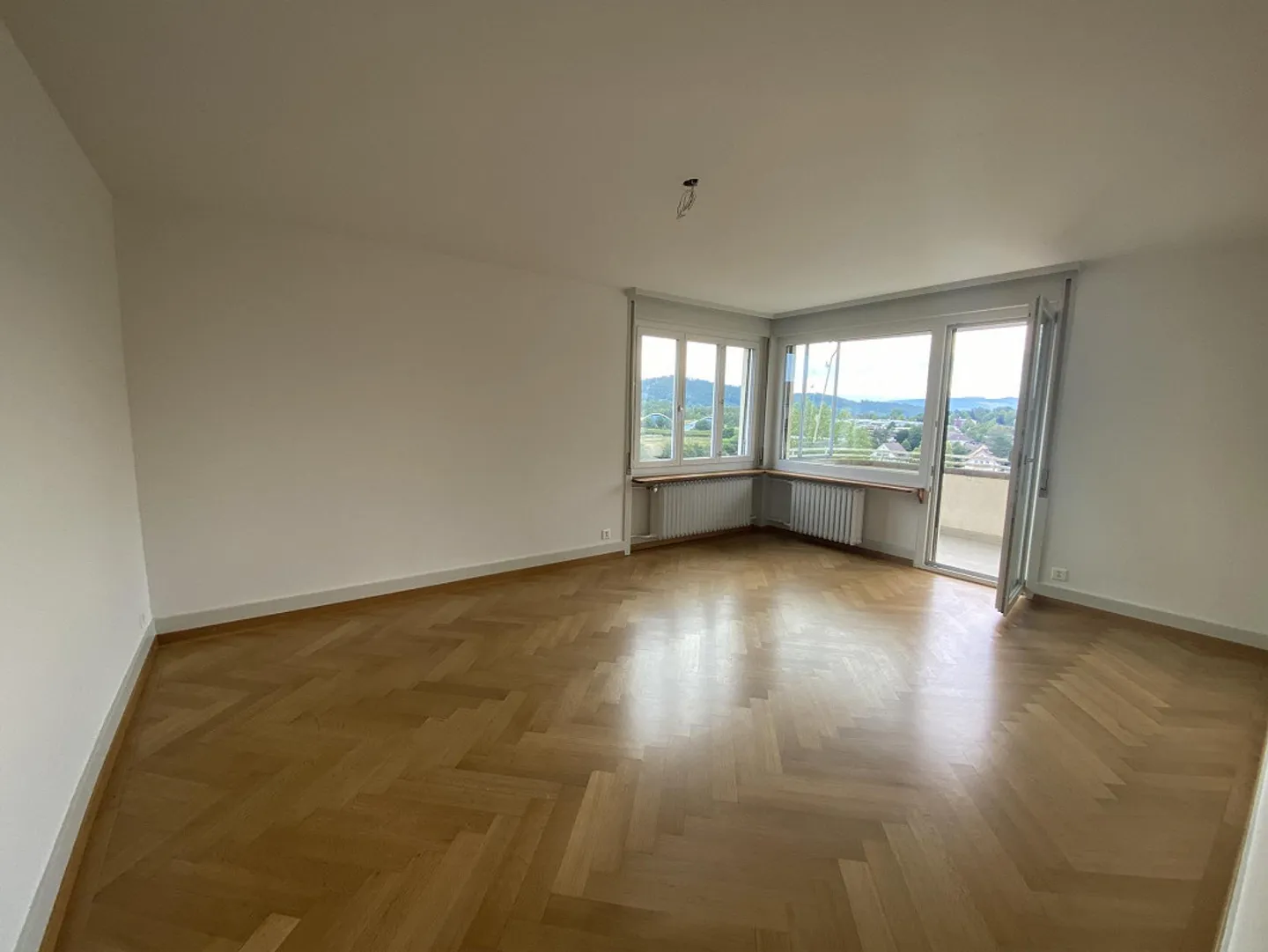 Charming, newly renovated 2-room apartment with 2 balconies and a view - Photo 13 of 27