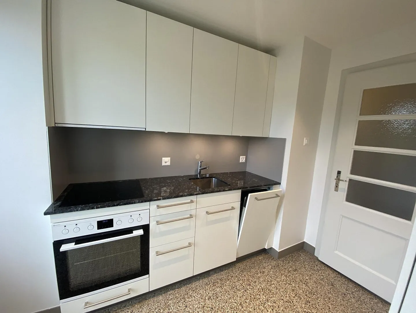 Charming, newly renovated 2-room apartment with 2 balconies and a view - Photo 5 of 27