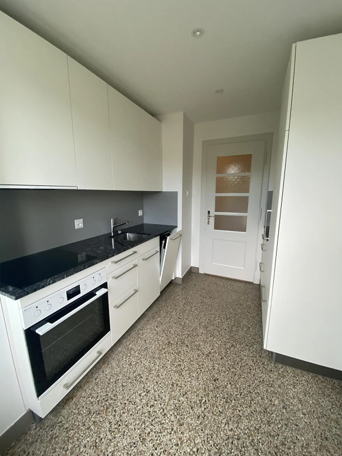 Charming, newly renovated 2-room apartment with 2 balconies and a view - Photo 6 of 27