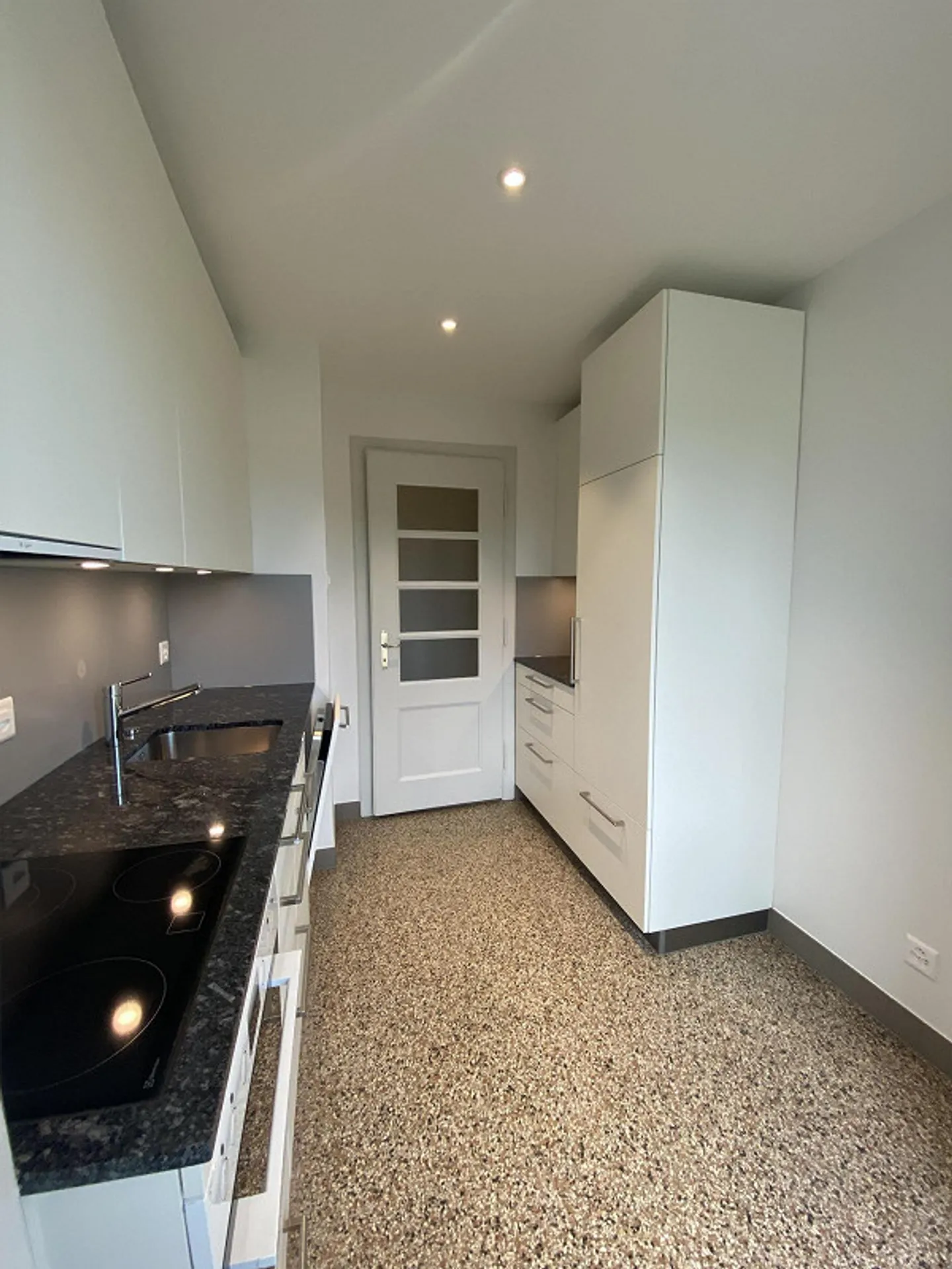 Charming, newly renovated 2-room apartment with 2 balconies and a view - Photo 7 of 27