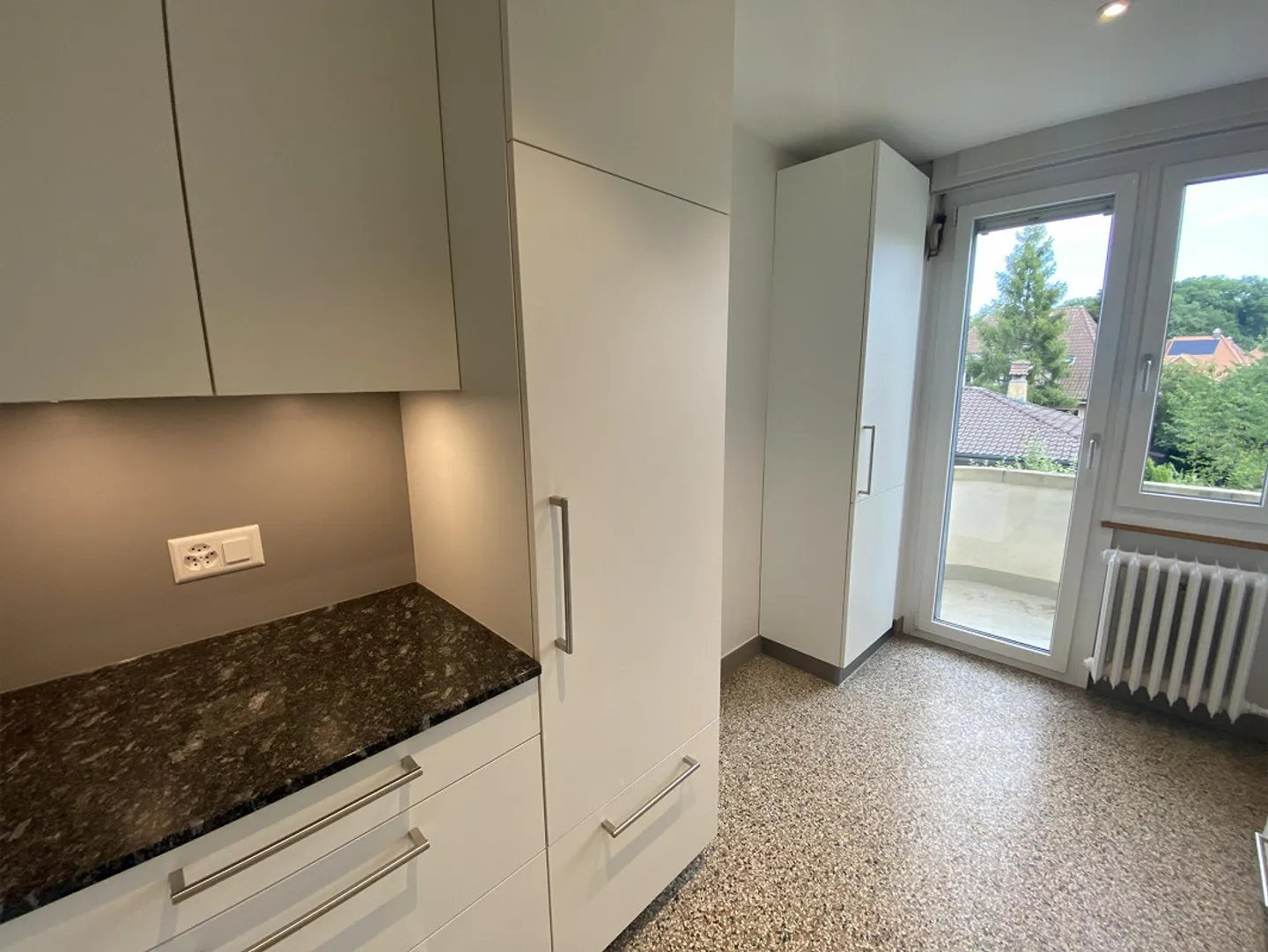 Charming, newly renovated 2-room apartment with 2 balconies and a view - Photo 8 of 27