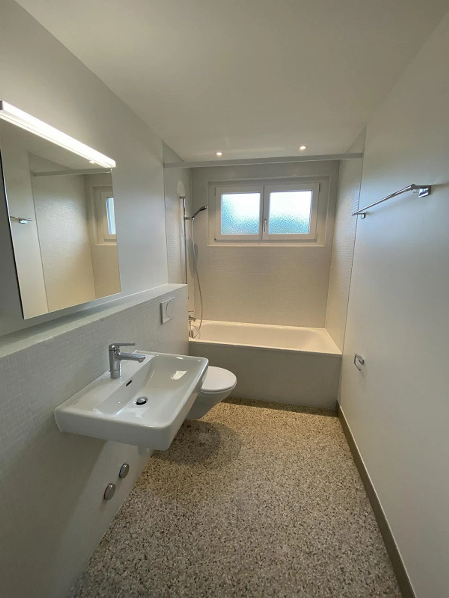 Charming, newly renovated 2-room apartment with 2 balconies and a view - Photo 9 of 27