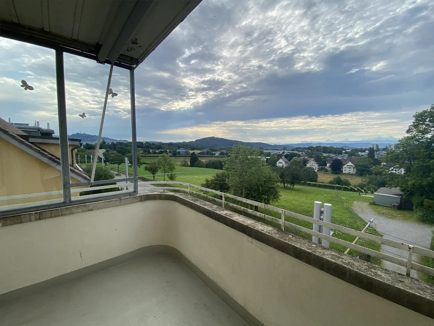 Charming, newly renovated 2-room apartment with 2 balconies and a view - Photo 23 of 27