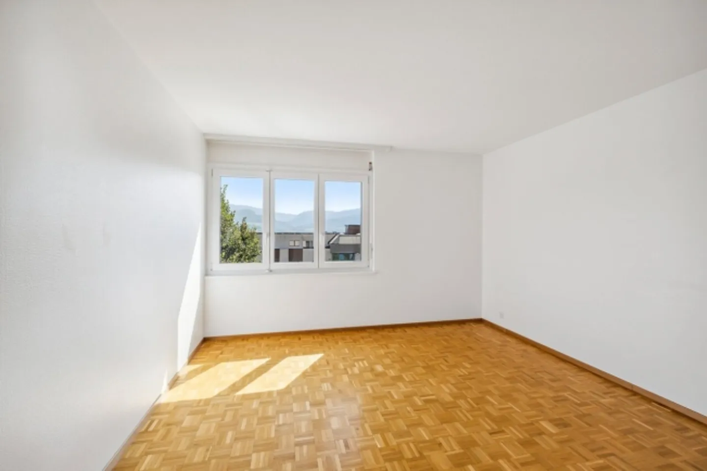 Apartment for rent in a very sunny and family-friendly area - Photo 2 of 5