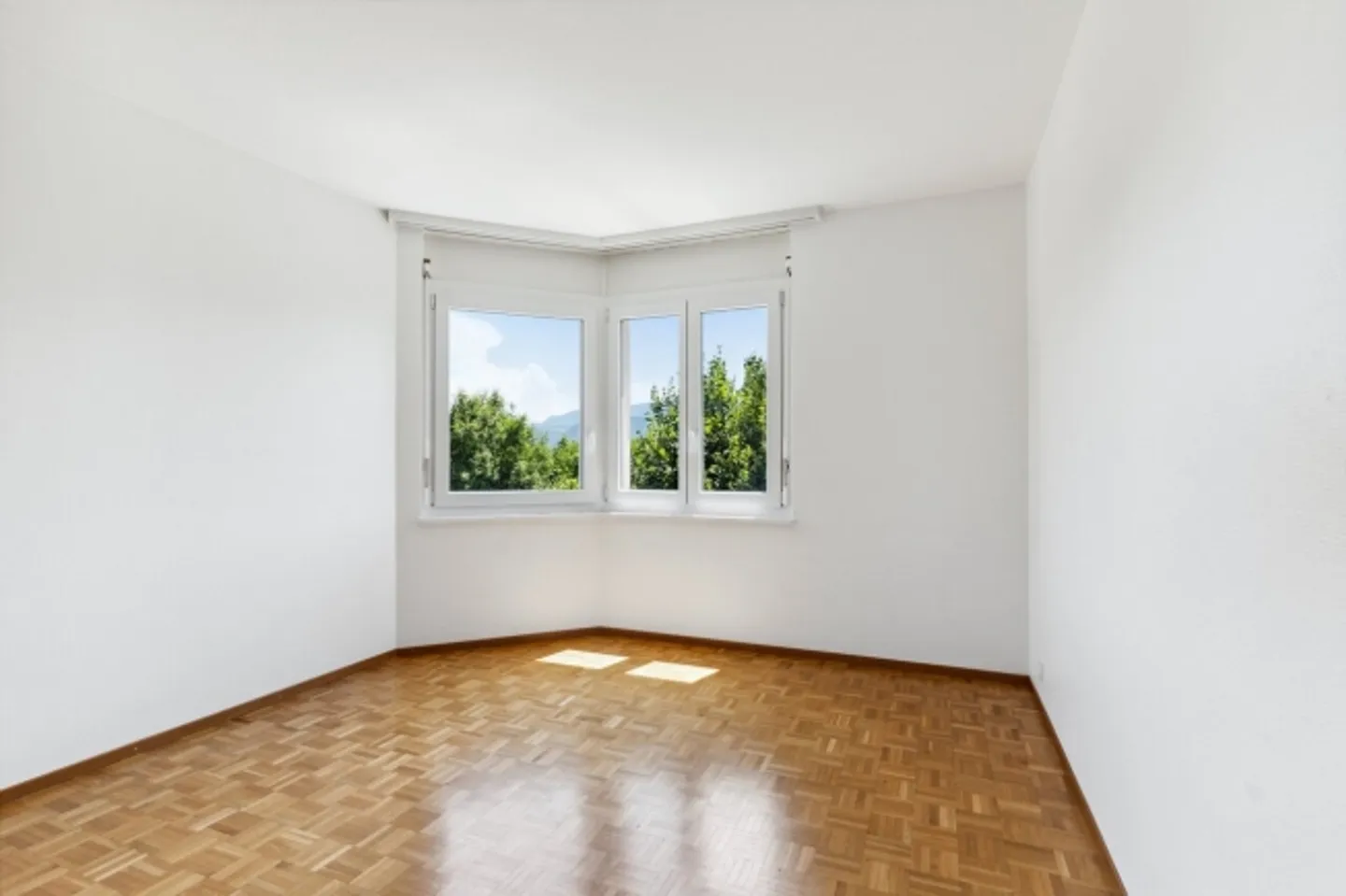 Apartment for rent in a very sunny and family-friendly area - Photo 3 of 5