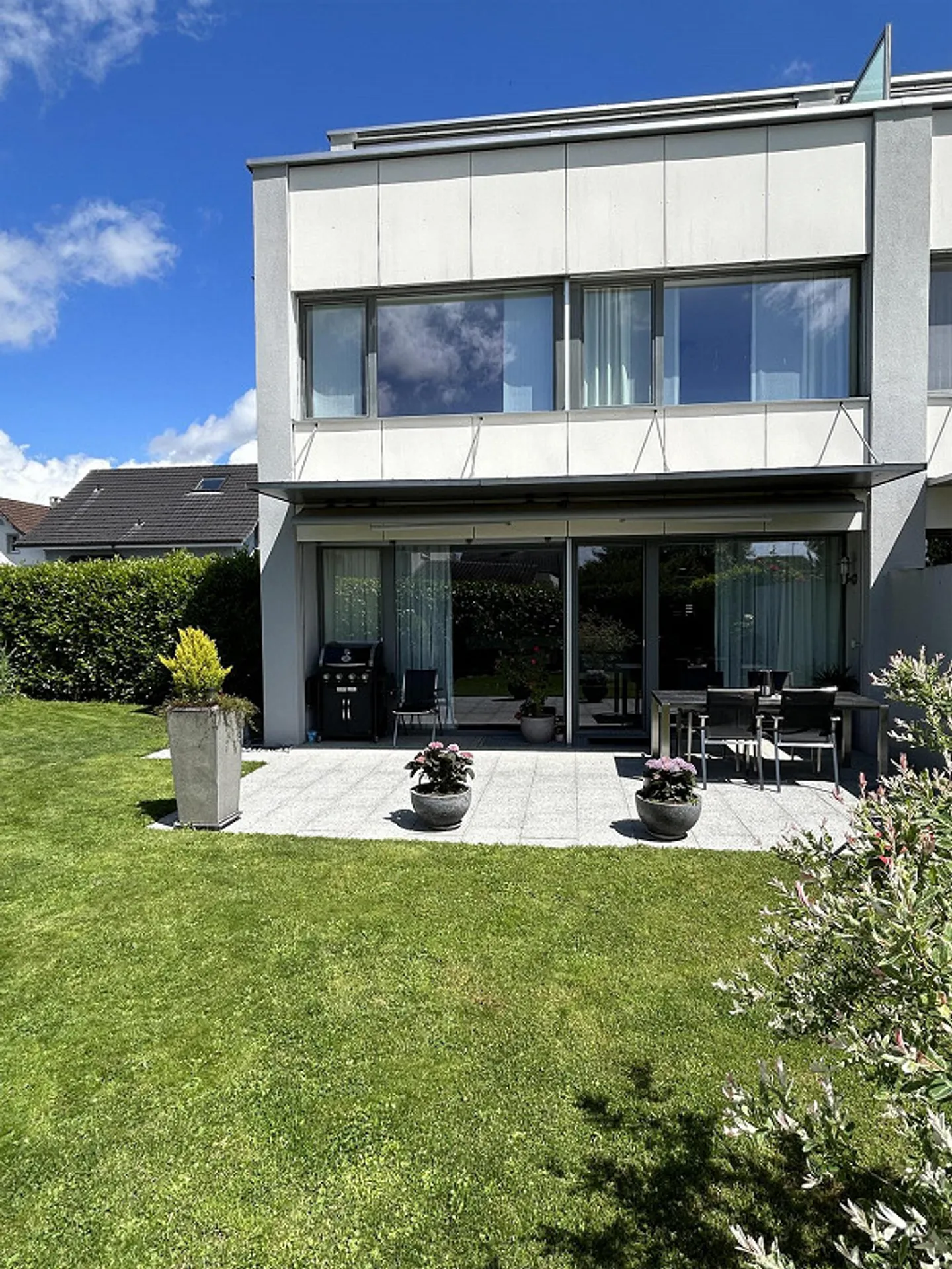 Casa unifamiliare di 6,5 stanze con garage doppio in posizione tranquilla - Foto 1 di 16