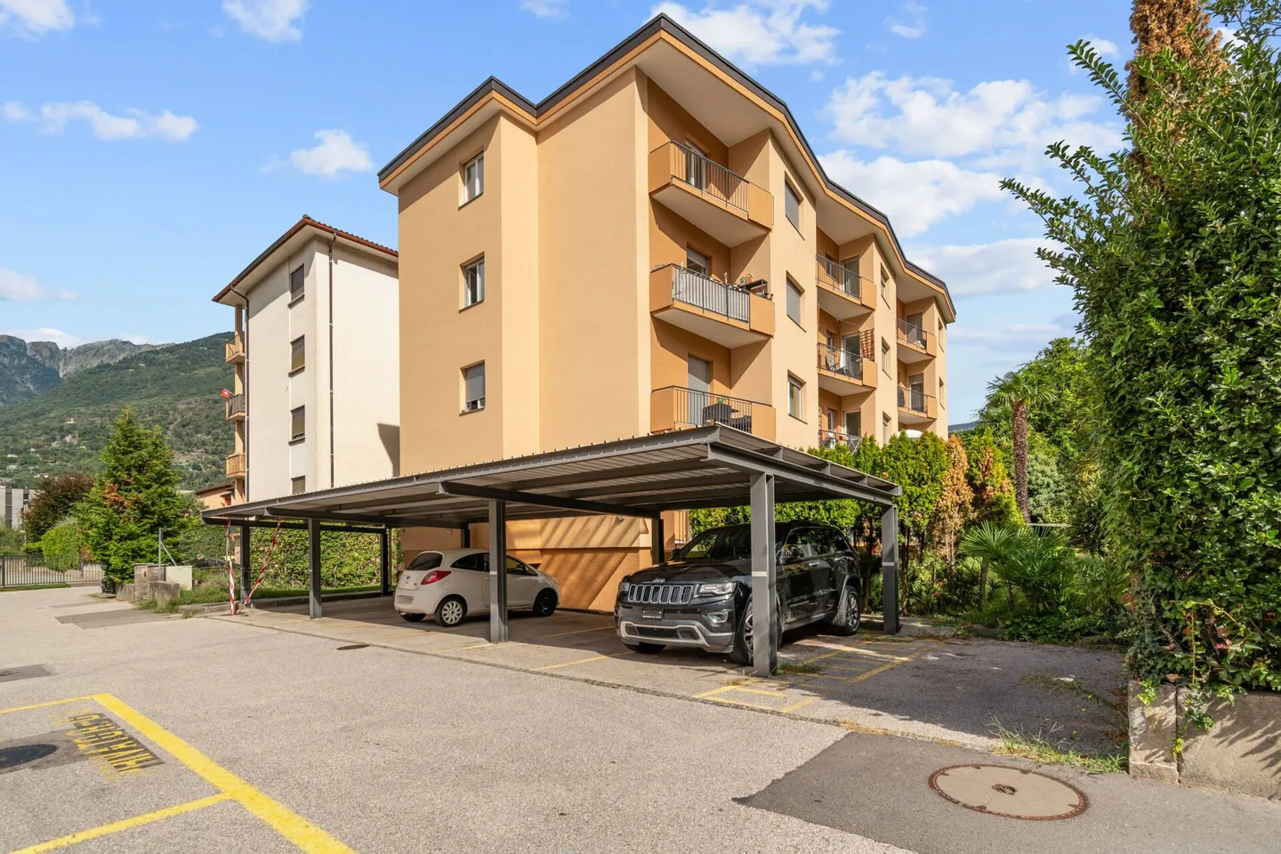 Immeuble multifamilial avec 12 appartements - Rendement attractif de 4,5 % - Photo 1 sur 12