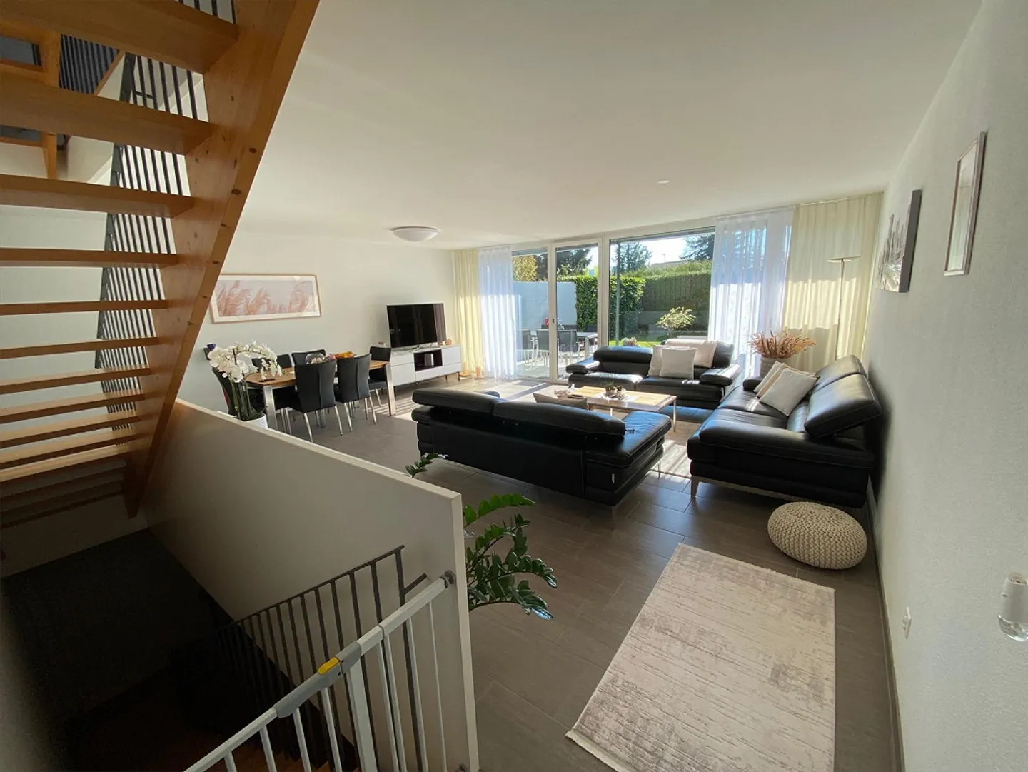 Casa unifamiliare di 6,5 stanze con garage doppio in posizione tranquilla - Foto 3 di 16