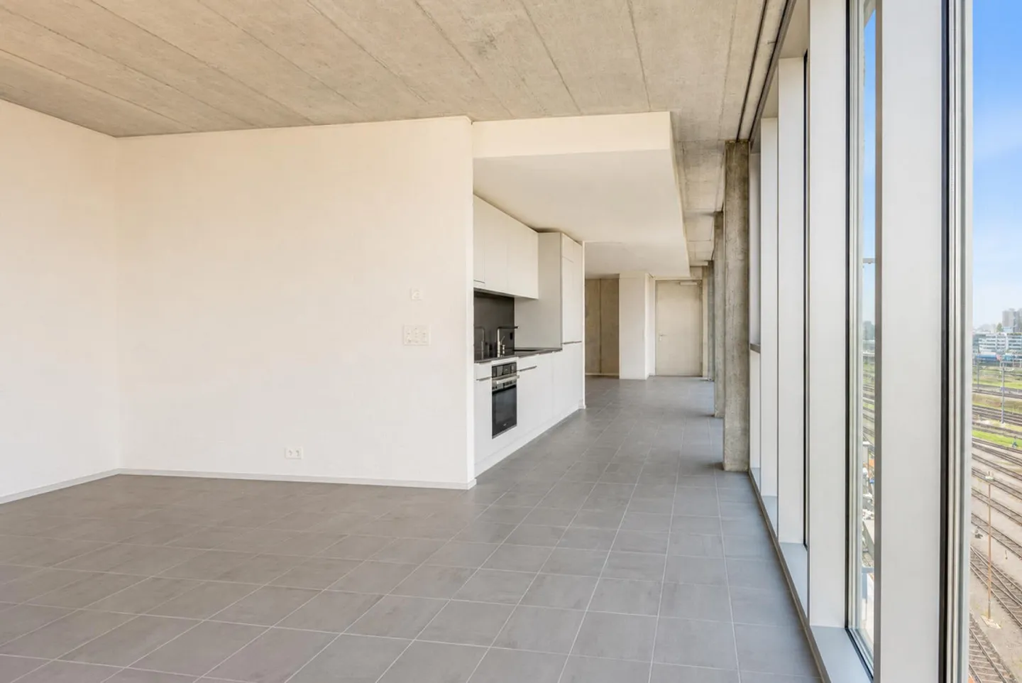 Appartement confortable de 3,5 pièces 12.21 à Zurich Altstetten - Photo 2 sur 9