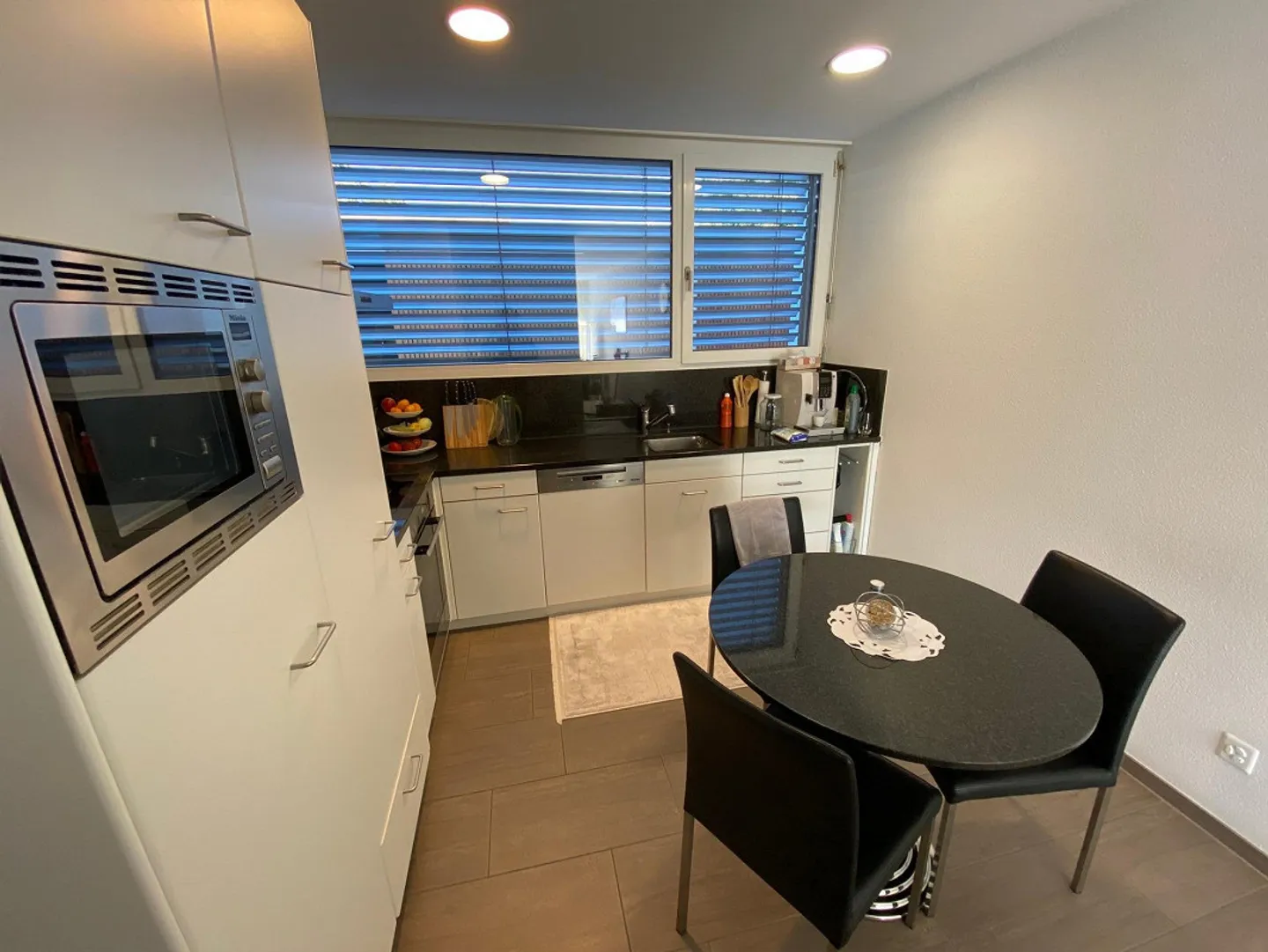 Casa unifamiliare di 6,5 stanze con garage doppio in posizione tranquilla - Foto 4 di 16